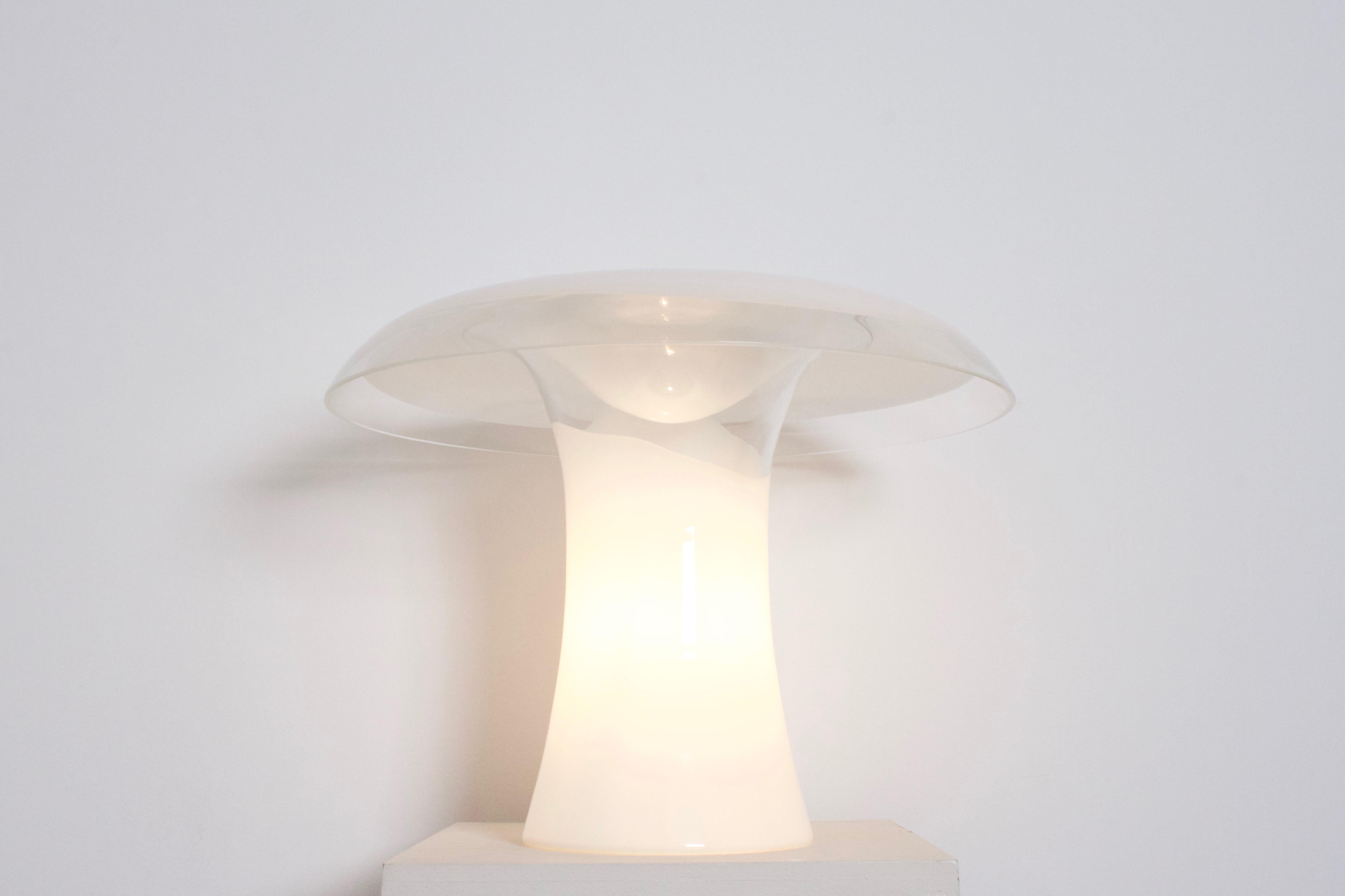 Handblown Murano glass mushroom table lamp in excellent condition.

The lamp consists of separate top- and bottom. Both are made of handblown sculptural glass with a gradient of white to clear glass.

Takes a single standard-base bulb, 40 watts