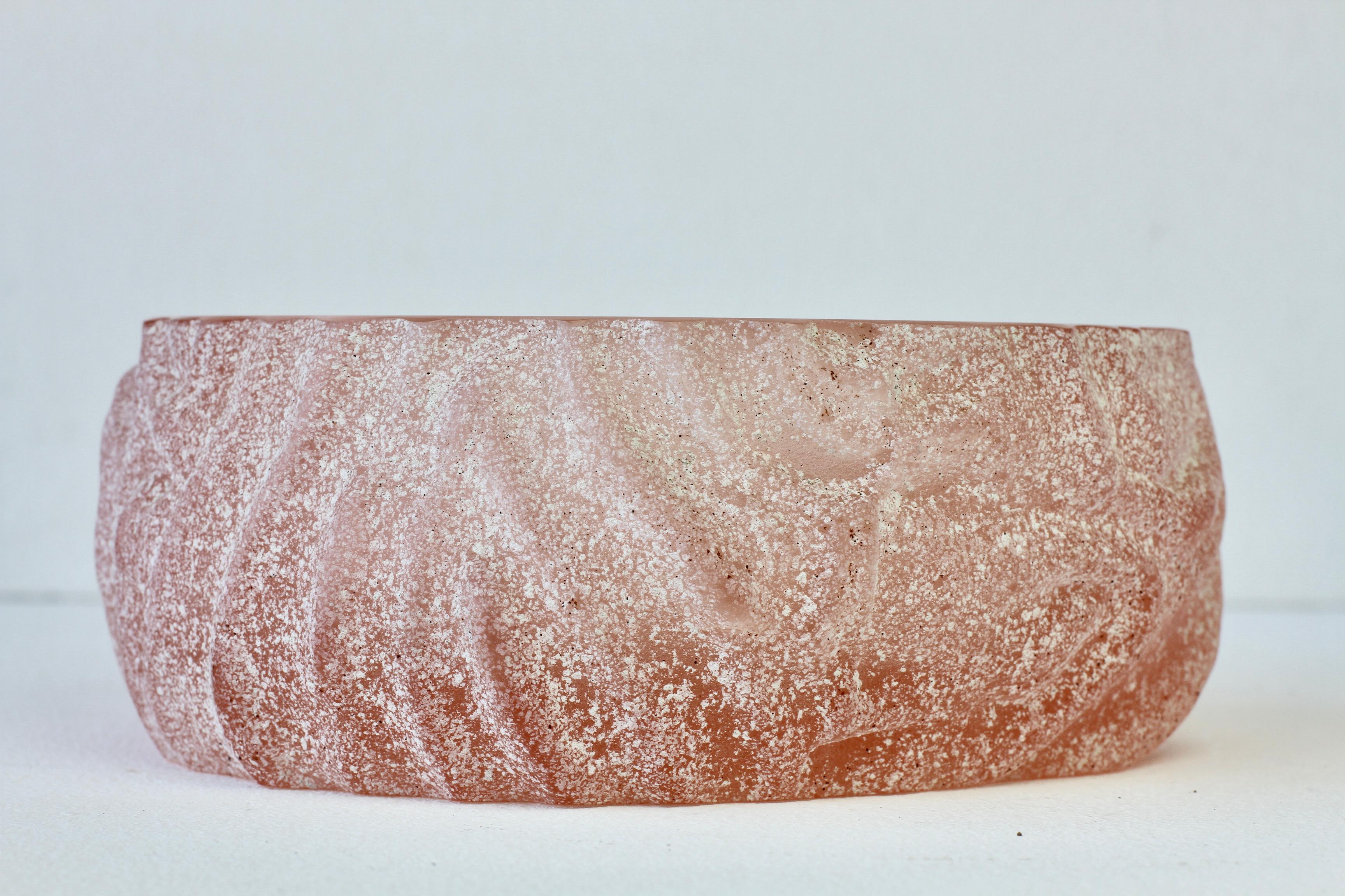 Large vintage mid-century modern textured Italian glass bowl, ashtray, dish or vide-poche  attributed to Maurizio Albarelli or Vittorio Rigattieri for Seguso Vetri d'Arte Murano, Italy, circa late 1970s / 1980s. Elegant in form and showing