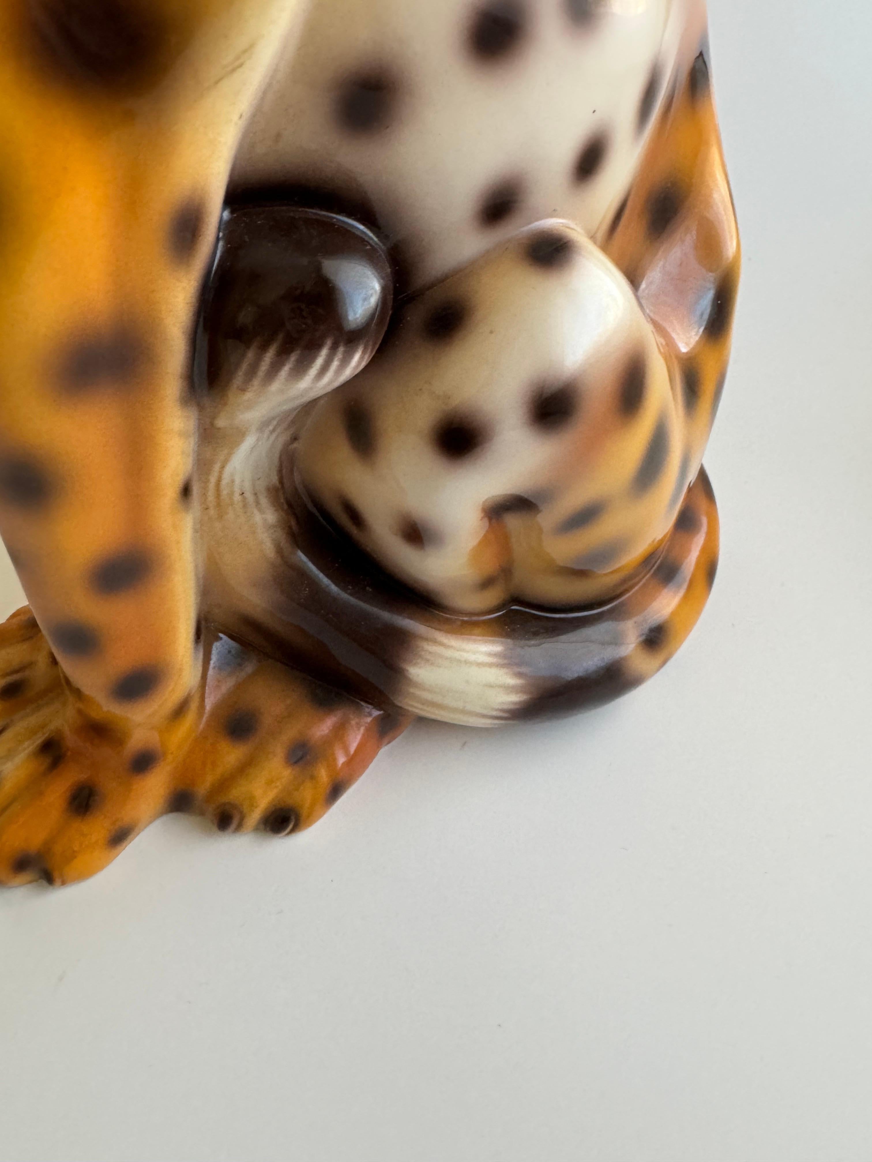 Large Vintage Italian porcelain leopard statue For Sale 4