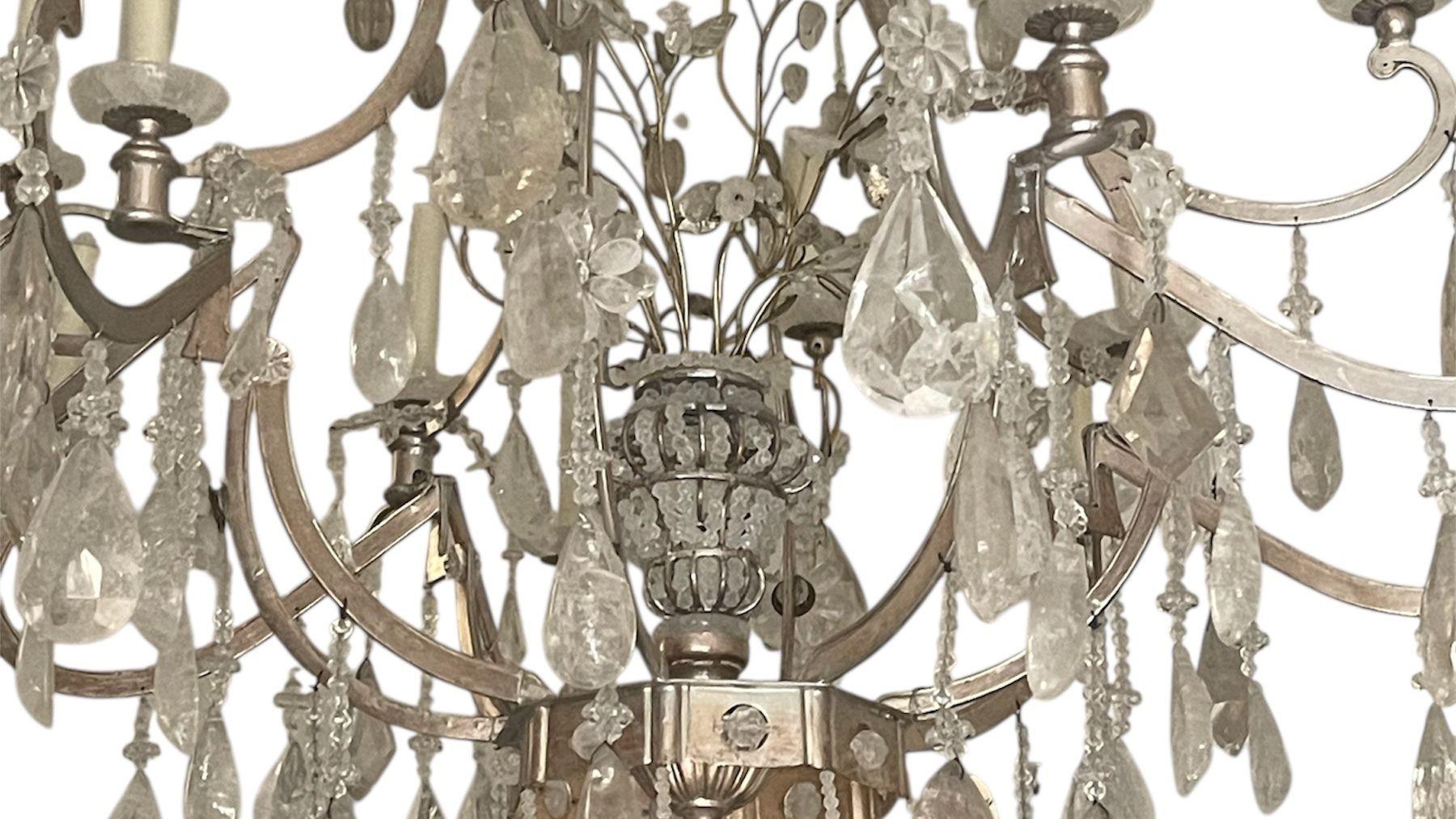 XX secolo Grande lampadario italiano d'epoca in cristallo di rocca e foglie d'argento, 20° secolo. in vendita