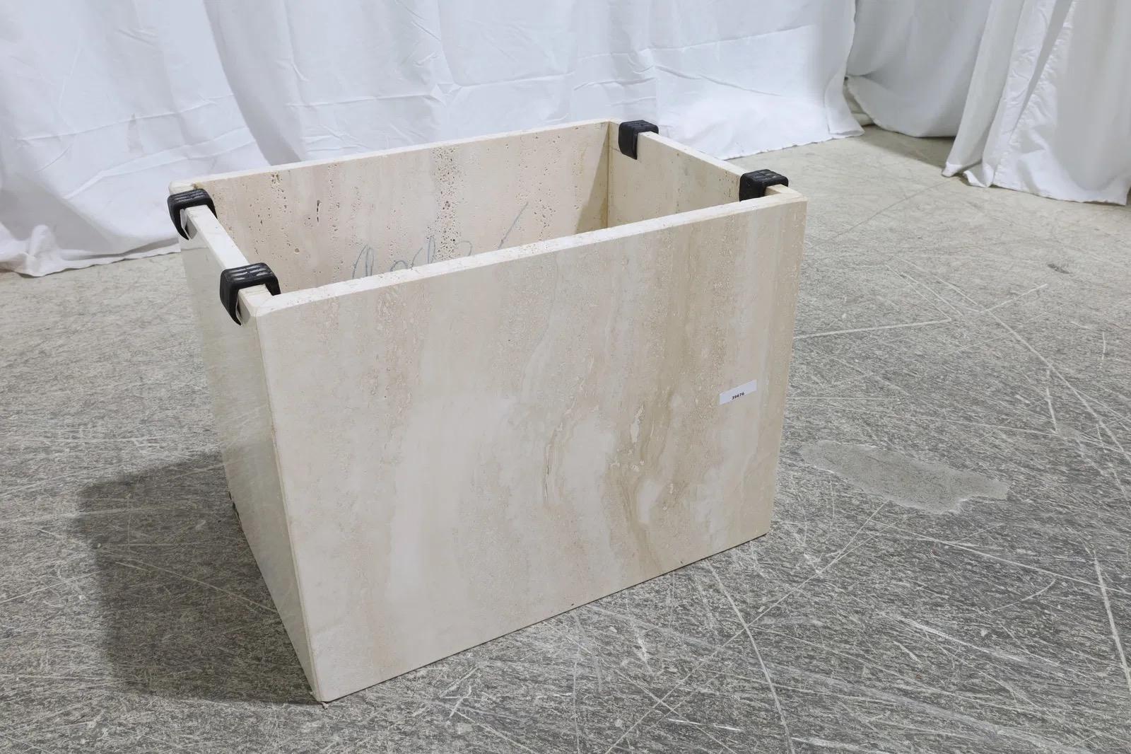 Grande table basse italienne vintage en travertin avec base en socle en vente 4