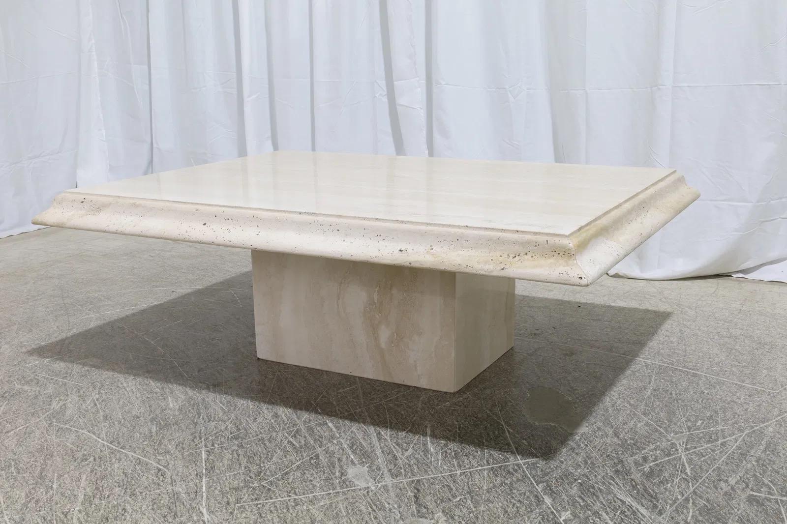 Mid-Century Modern Grande table basse italienne vintage en travertin avec base en socle en vente
