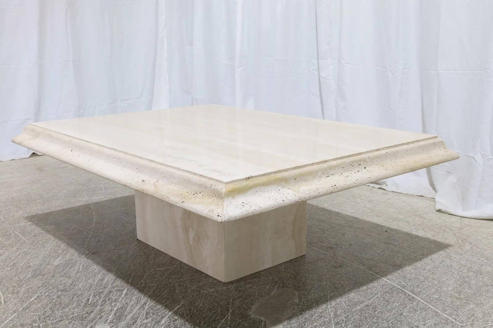 Grande table basse italienne vintage en travertin avec base en socle Bon état - En vente à Elkton, MD