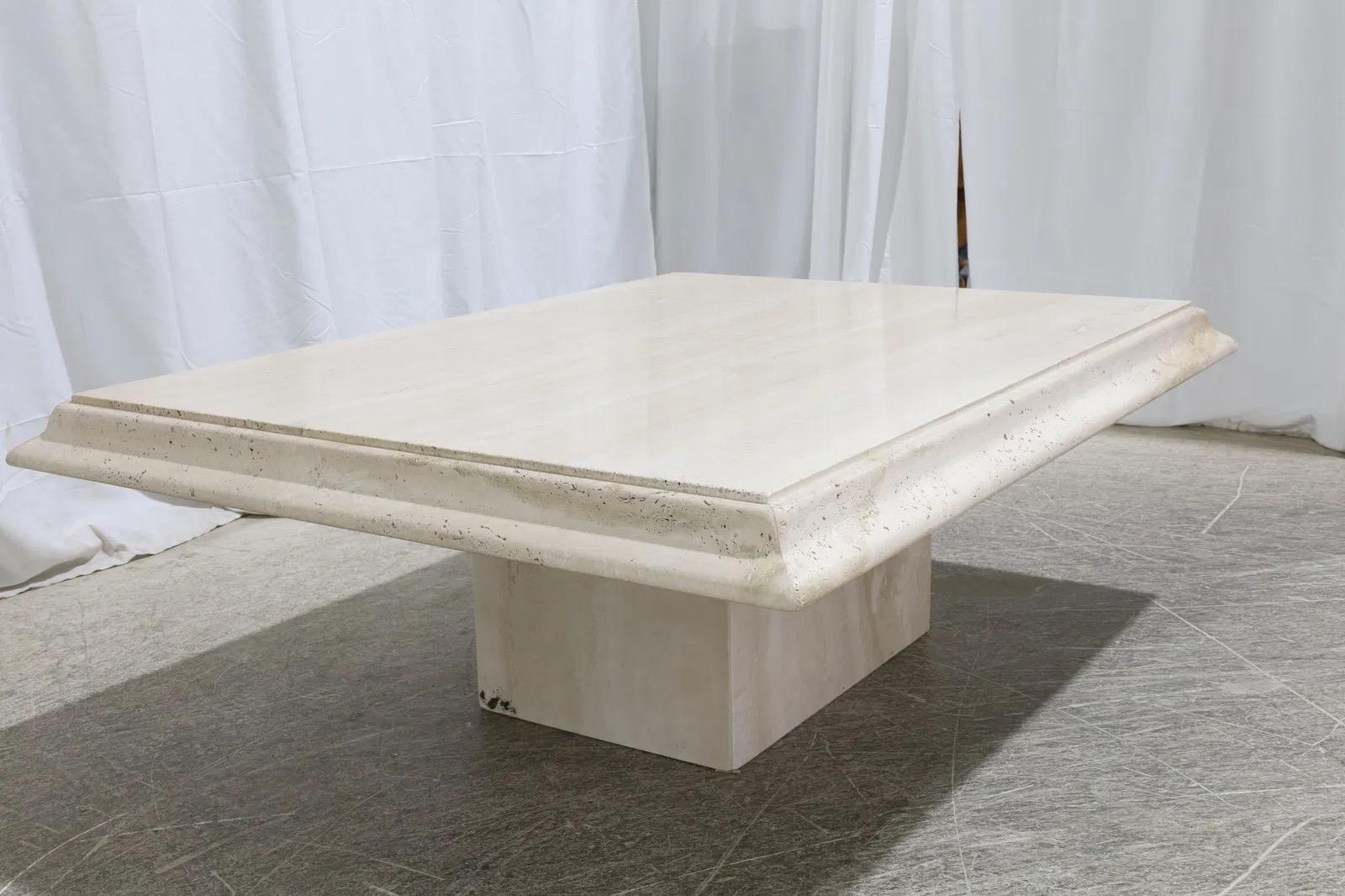 Fin du 20e siècle Grande table basse italienne vintage en travertin avec base en socle en vente