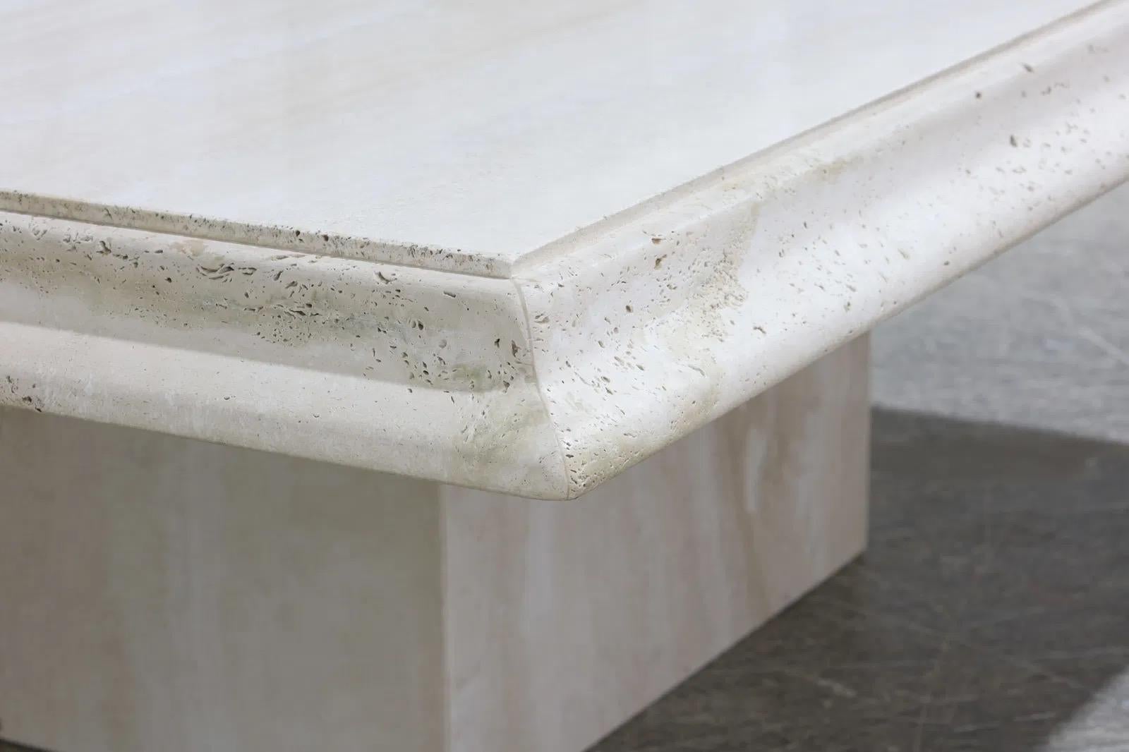 Travertin Grande table basse italienne vintage en travertin avec base en socle en vente