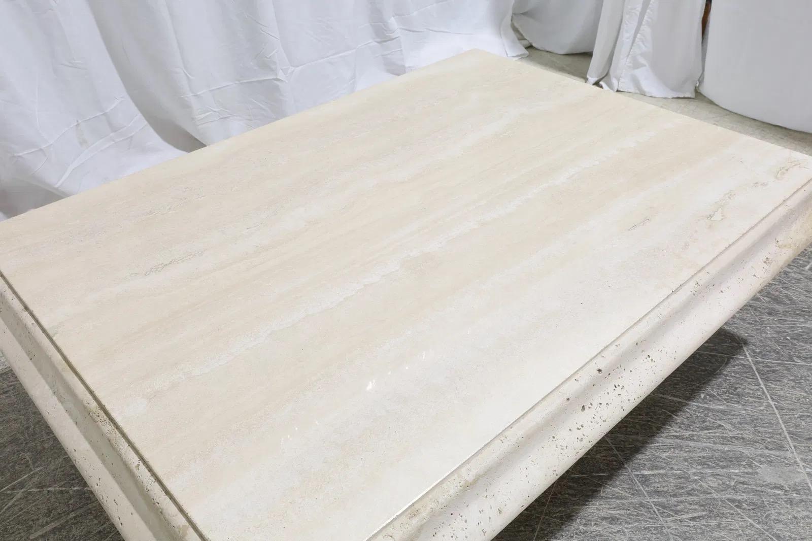 Grande table basse italienne vintage en travertin avec base en socle en vente 2
