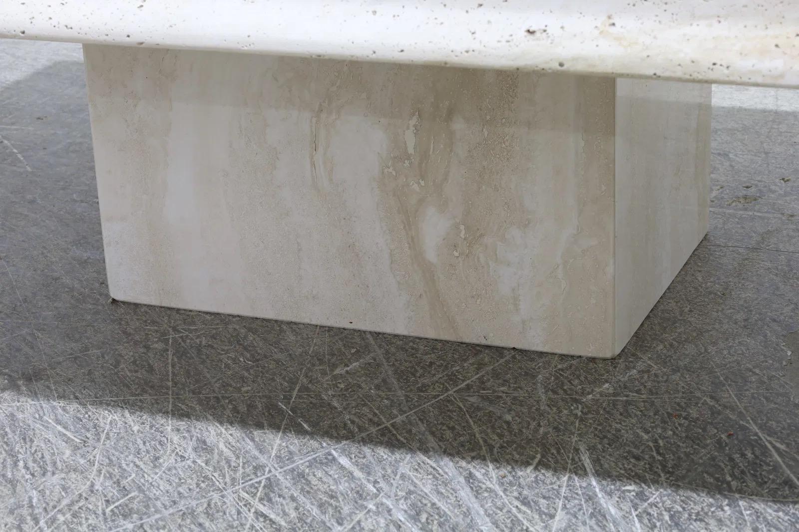 Grande table basse italienne vintage en travertin avec base en socle en vente 3