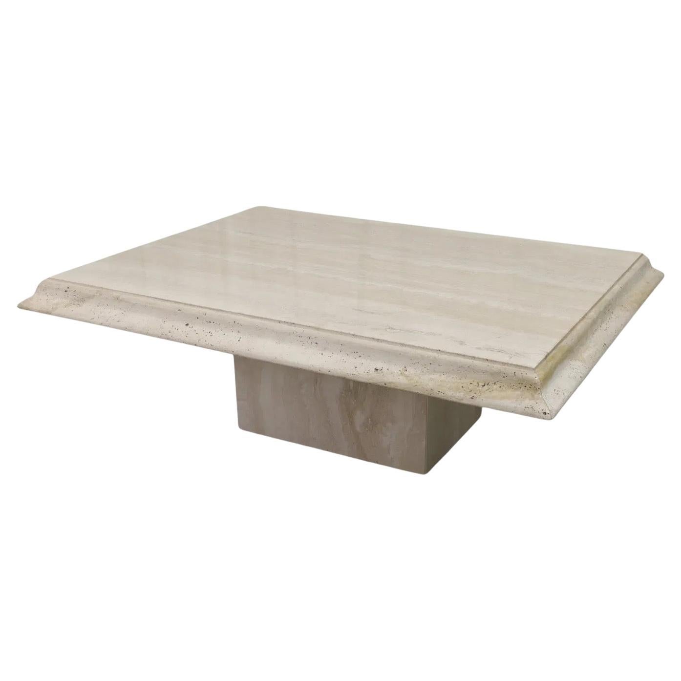Grande table basse italienne vintage en travertin avec base en socle
