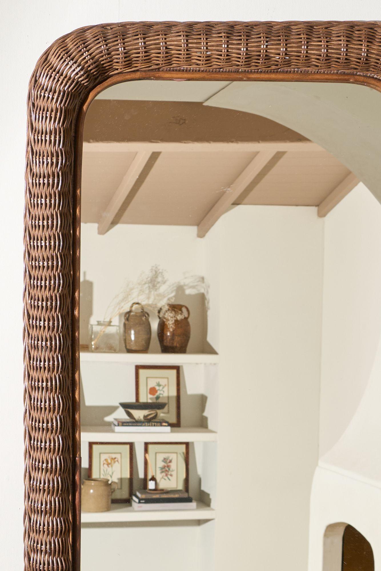 Il s'agit d'un grand miroir mural italien vintage en osier tressé de très belle qualité. Un design classique qui s'adapte à un grand nombre d'intérieurs. L'état général est très propre avec une plaque de miroir lourde. Le cadre permet de suspendre