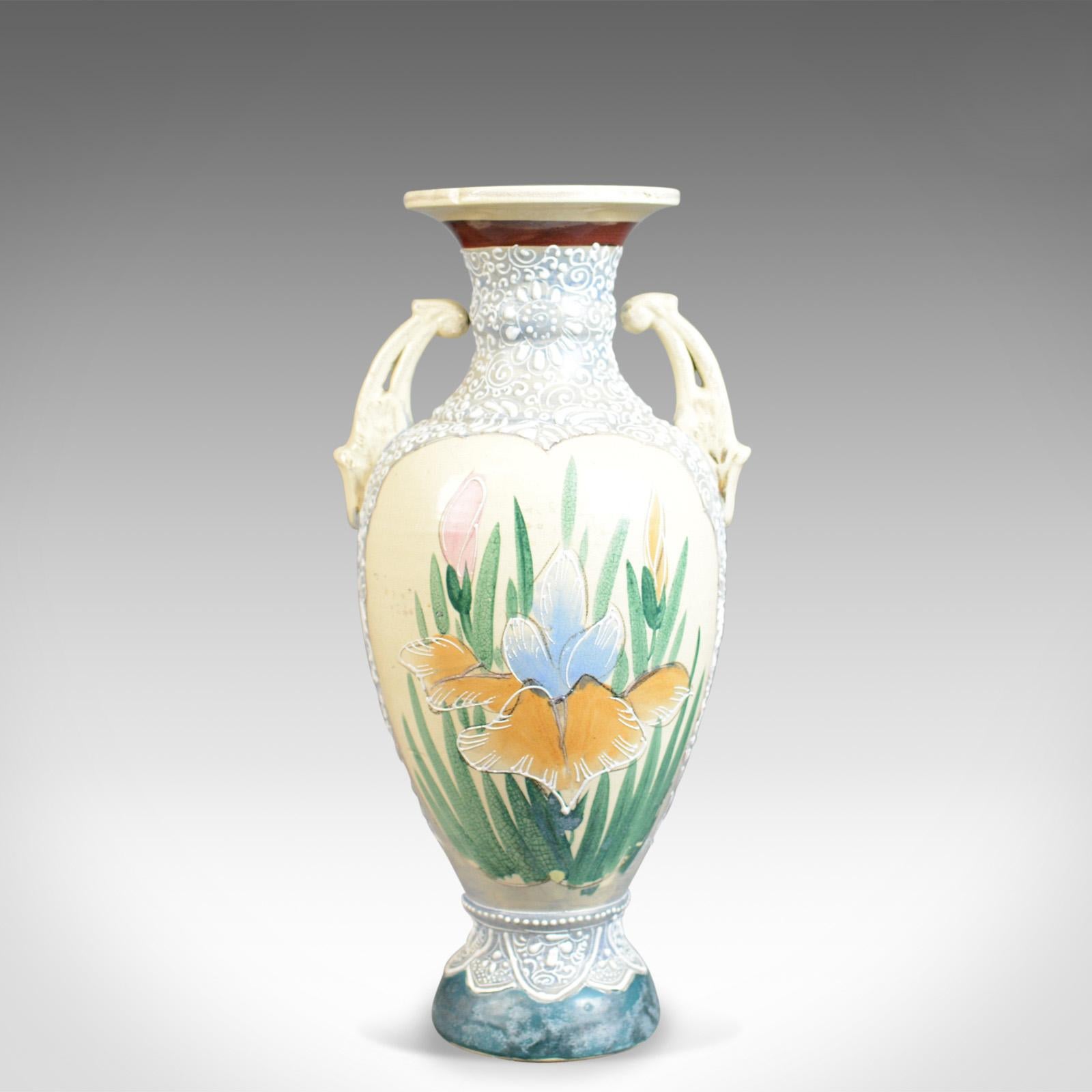 Il s'agit d'un grand vase balustre japonais vintage, une urne en céramique orientale hautement décorée datant du milieu et de la fin du 20e siècle.

De forme classique et en bonne proportion
De qualité artisanale, sans dommage
Marque du