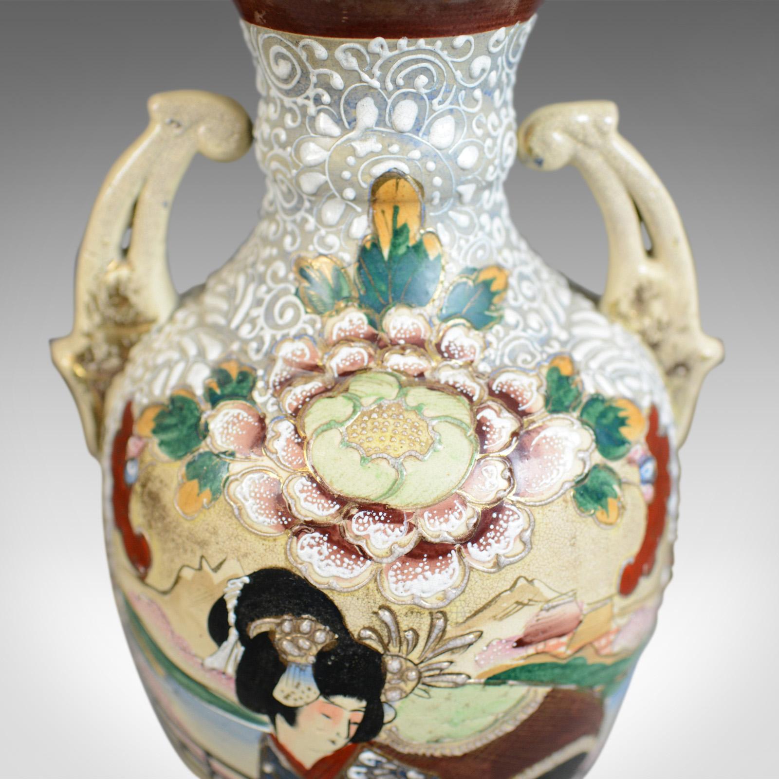 Japonais Grand vase balustre japonais vintage, céramique, urne, milieu et fin du XXe siècle en vente
