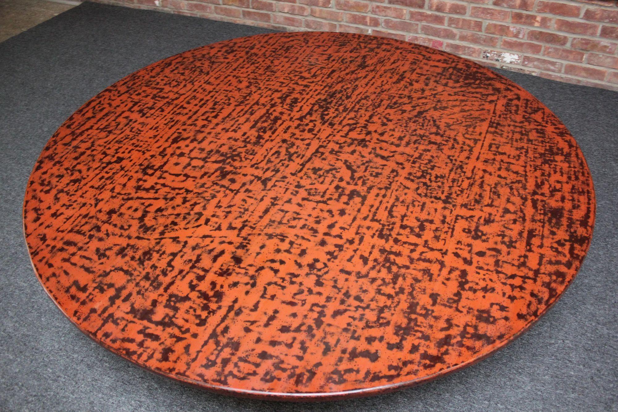 Heavy, large and low round tea/coffee table in the Taishō-Style in negoro lacquer (orange/coral surface rubbed to reveal an underlying layer of black) - ca. mid 1920s-1930s, Japan.
Supported by an 'x' stretcher base with four large, thick