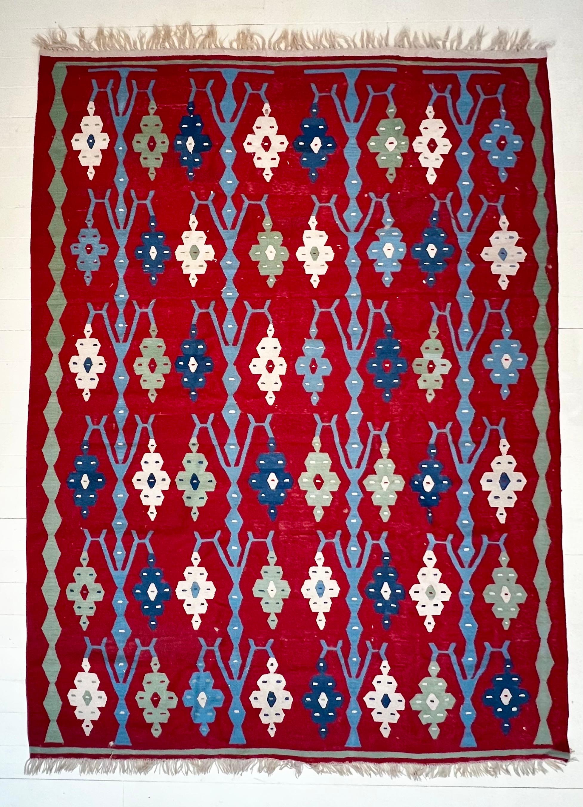 Grand tapis antique Rug & Kilim de la première partie du 20e siècle. Très bon état pour son âge. Avec ses couleurs vives et ses motifs géométriques épurés, ce tapis s'intégrera facilement dans un intérieur contemporain. Bien entendu, il est