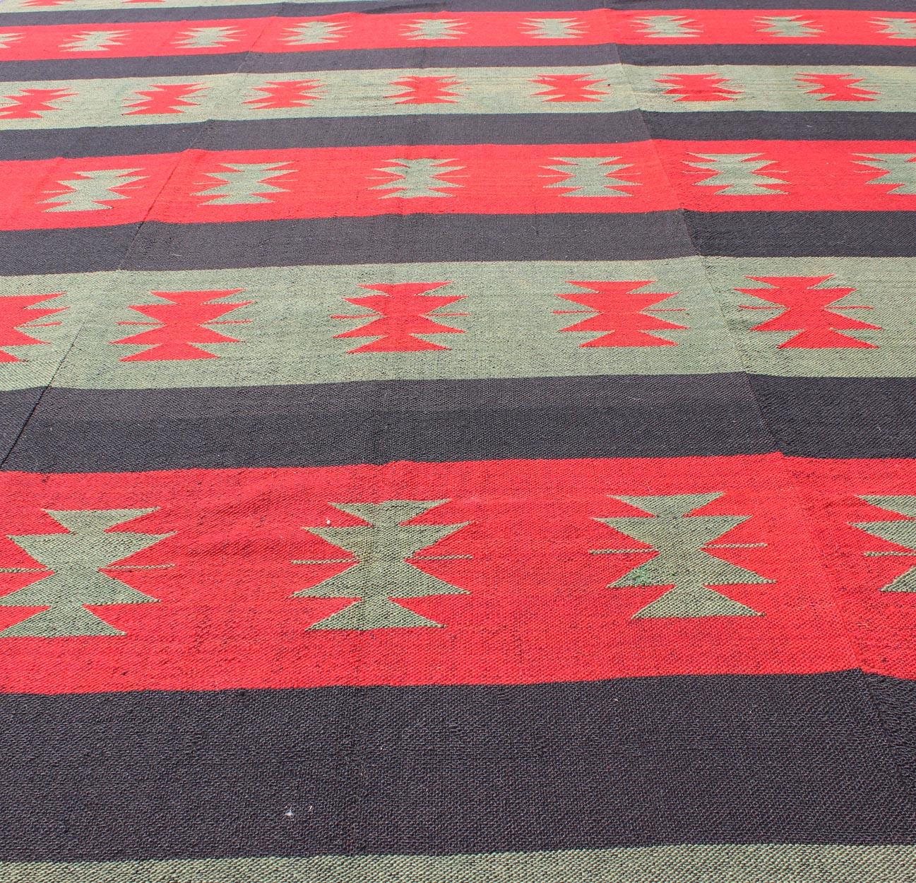 Grand tapis Kilim vintage avec formes tribales et rayures rouges, brunes et vertes en vente 3
