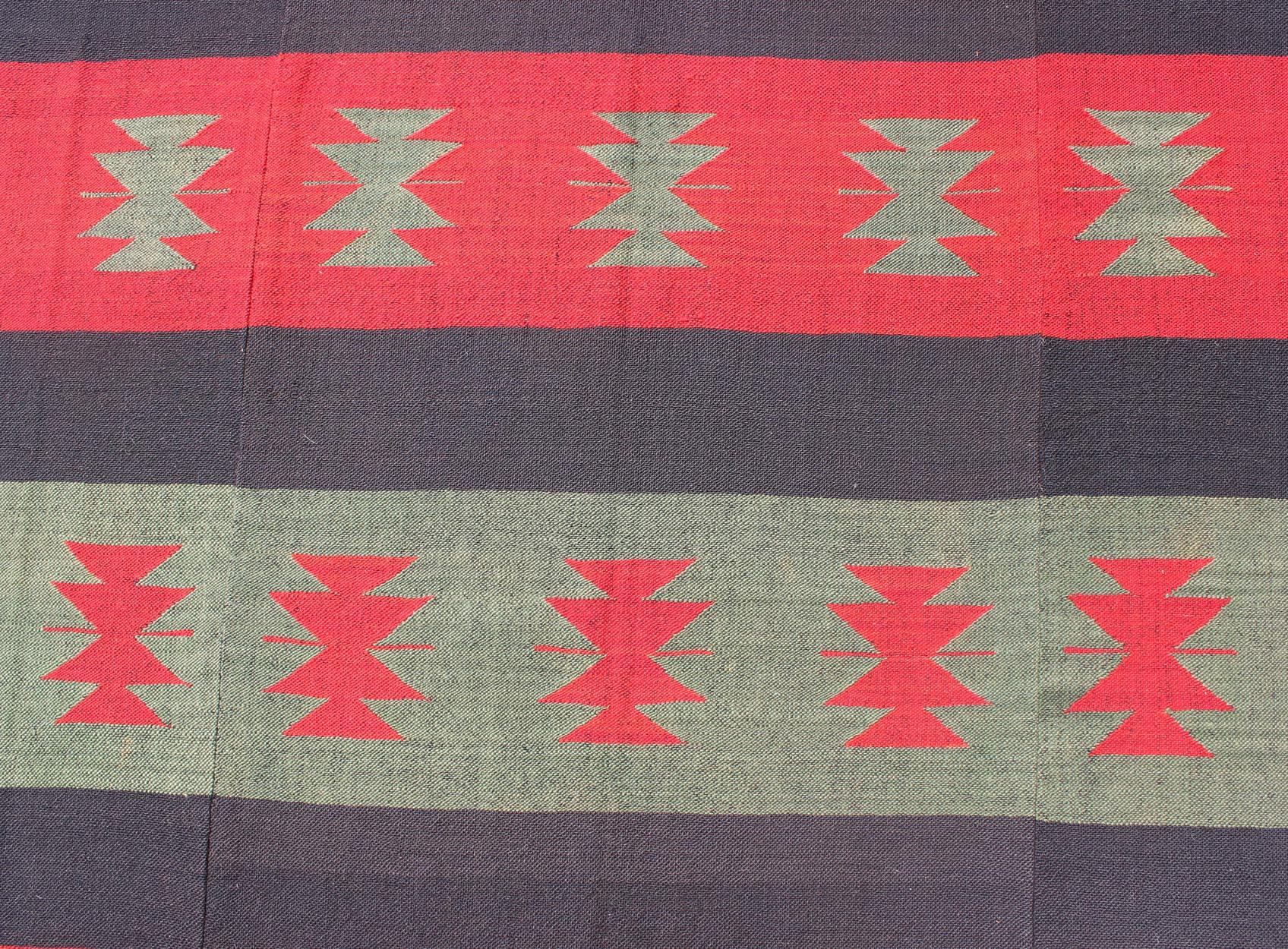 Grand tapis Kilim vintage avec formes tribales et rayures rouges, brunes et vertes en vente 4