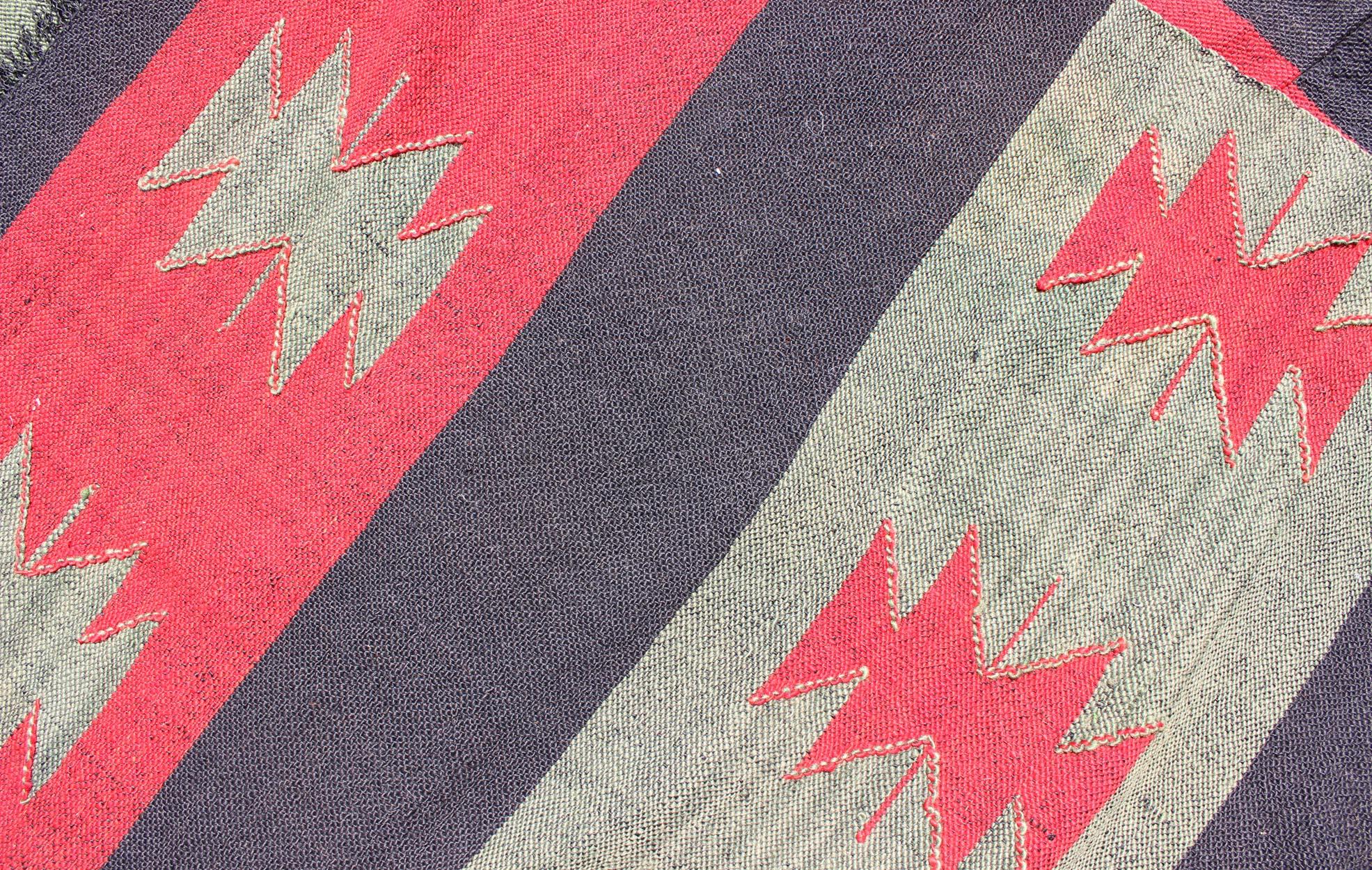 Grand tapis Kilim vintage avec formes tribales et rayures rouges, brunes et vertes en vente 5