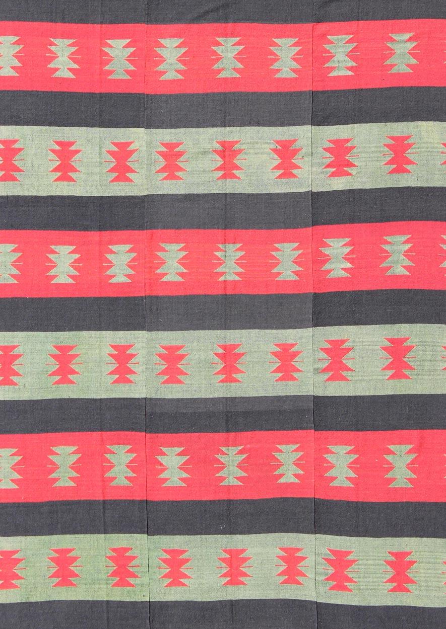 Turco Grande Rug & Kilim vintage con forme e strisce tribali in rosso, marrone e verde in vendita