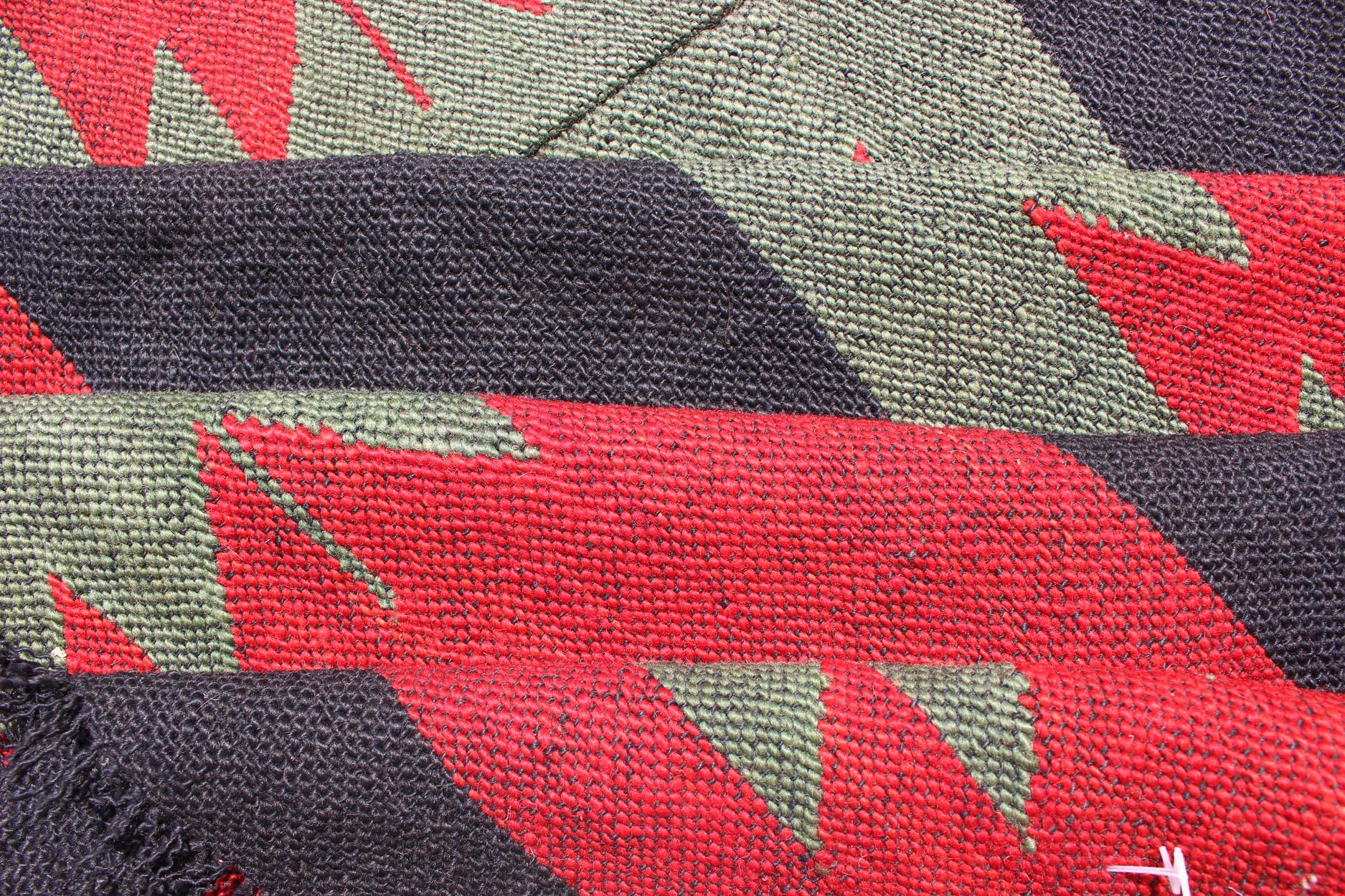 Grand tapis Kilim vintage avec formes tribales et rayures rouges, brunes et vertes Excellent état - En vente à Atlanta, GA