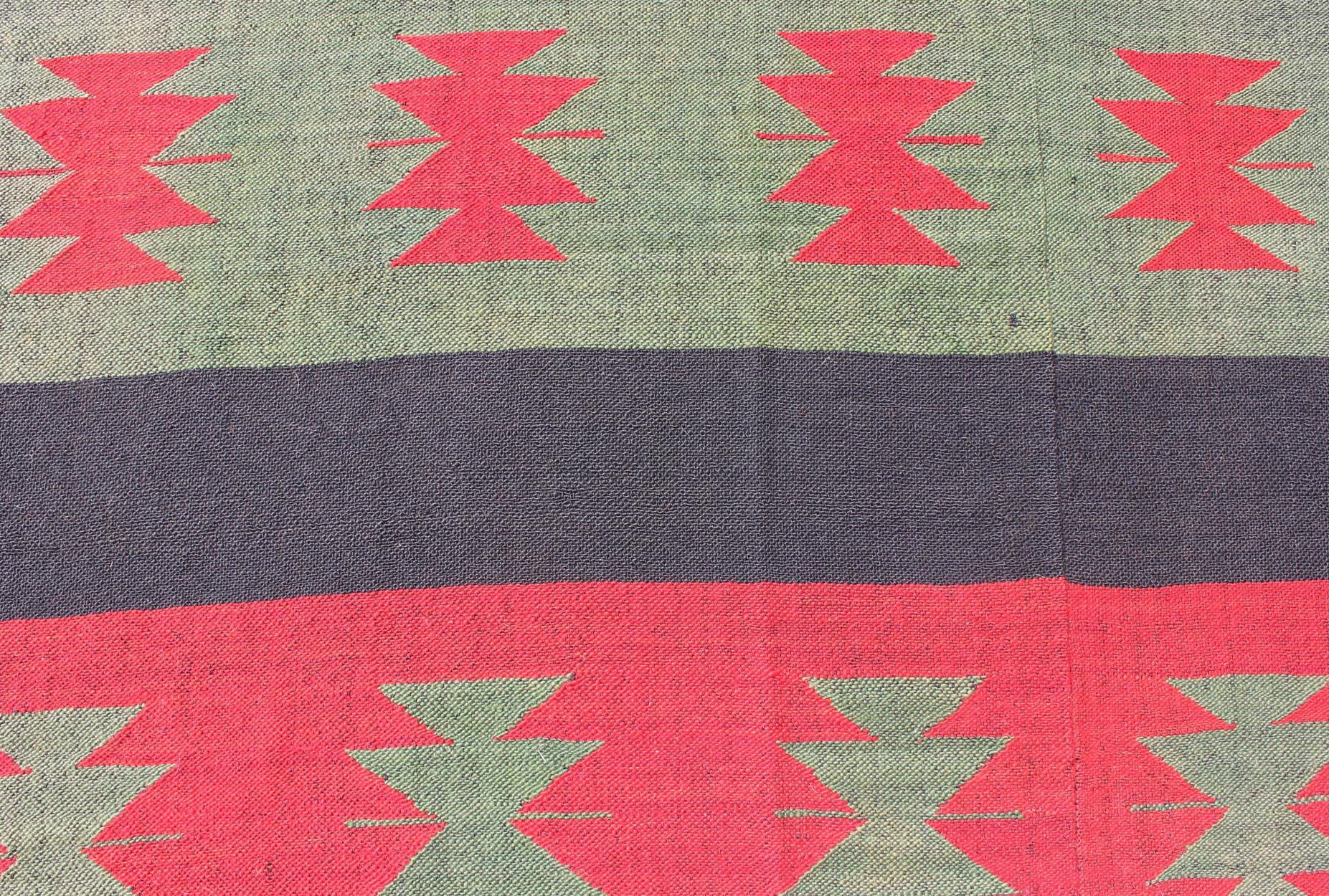 20ième siècle Grand tapis Kilim vintage avec formes tribales et rayures rouges, brunes et vertes en vente