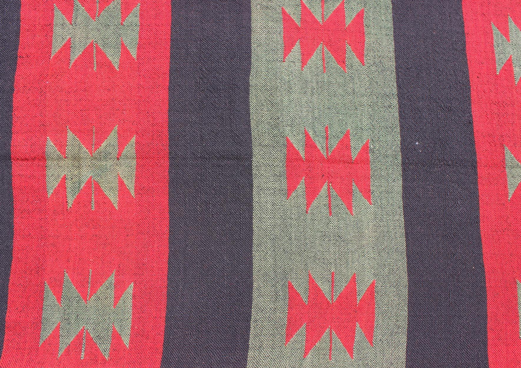 Laine Grand tapis Kilim vintage avec formes tribales et rayures rouges, brunes et vertes en vente