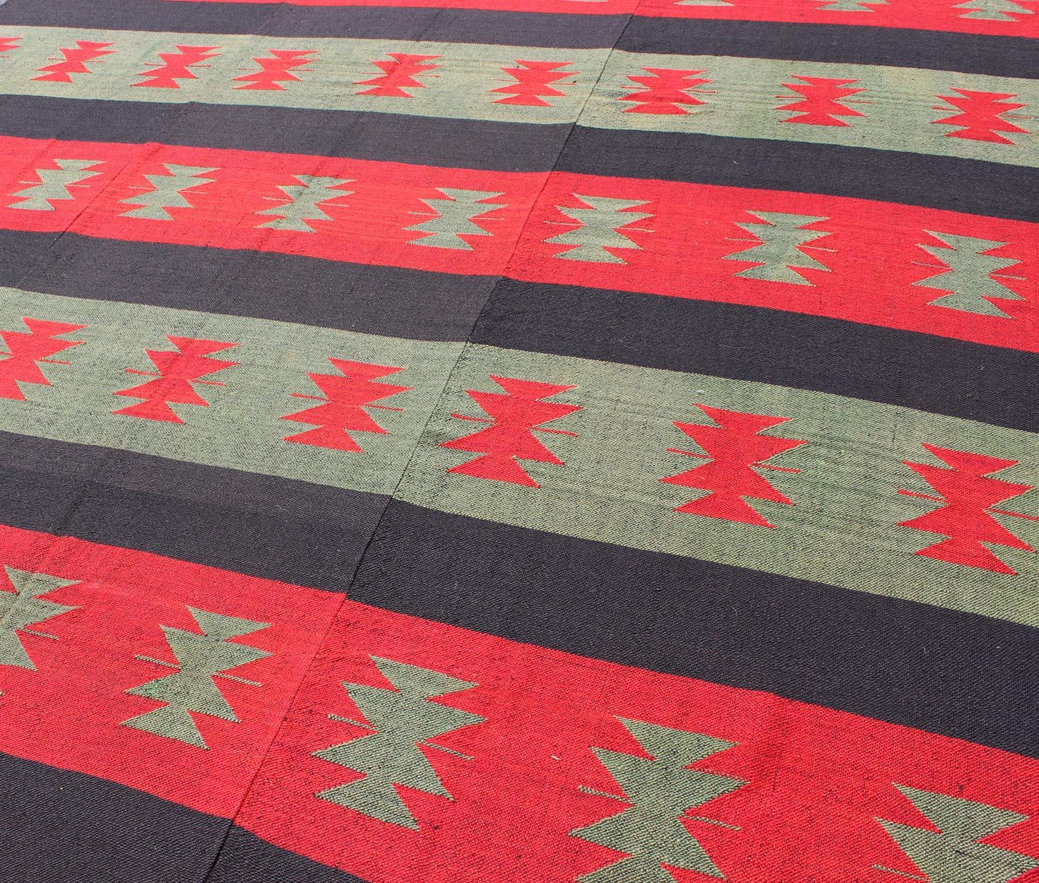 Grand tapis Kilim vintage avec formes tribales et rayures rouges, brunes et vertes en vente 1