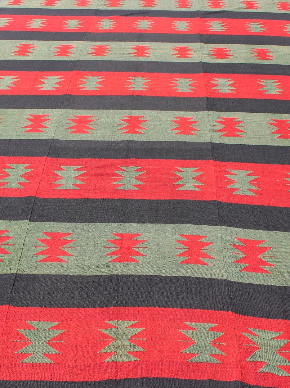 Grande Rug & Kilim vintage con forme e strisce tribali in rosso, marrone e verde in vendita 2