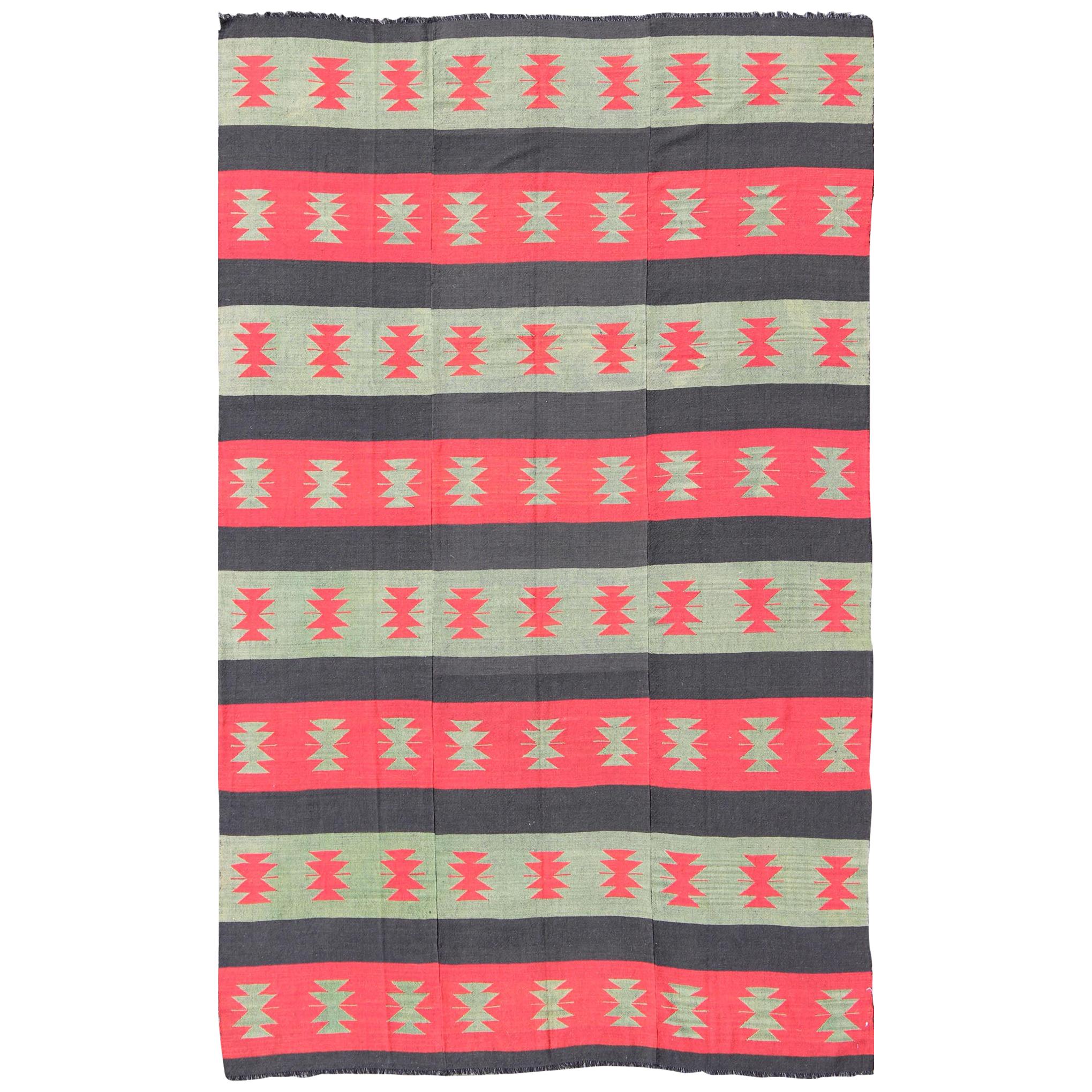 Grand tapis Kilim vintage avec formes tribales et rayures rouges, brunes et vertes en vente