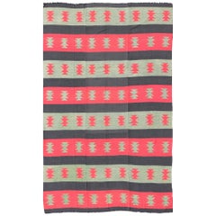 Grand tapis Kilim vintage avec formes tribales et rayures rouges, brunes et vertes