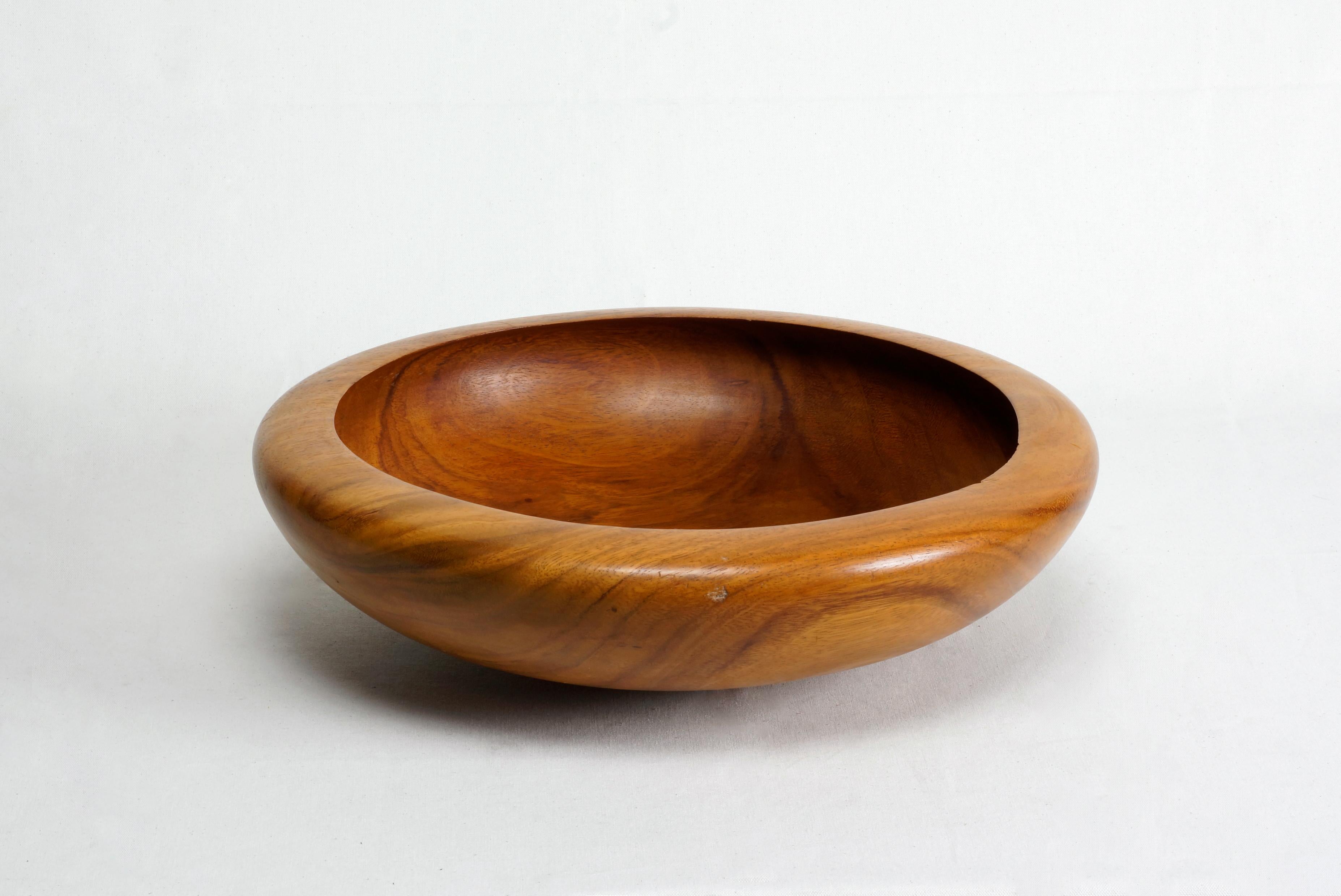 This excellent vintage bowl comes from Koa wood indigenous to Hawaii. hand-turned wood; beautiful organic shape. Footed base. Extra large size. Extra special. Vintage wood shows gentle wear as pictured. 

Dimensions: 17.5