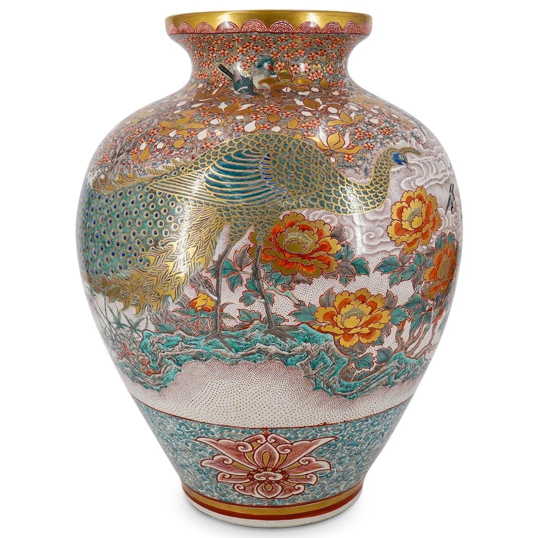 Gran jarrón vintage de cerámica japonesa Kutani con finísimos diseños dorados y esmaltados de un pavo real, flores de crisantemo y aves en vuelo.
18 1/2 por 14 pulgadas y en muy buen estado.  Parte inferior firmada Kutani Kineido.