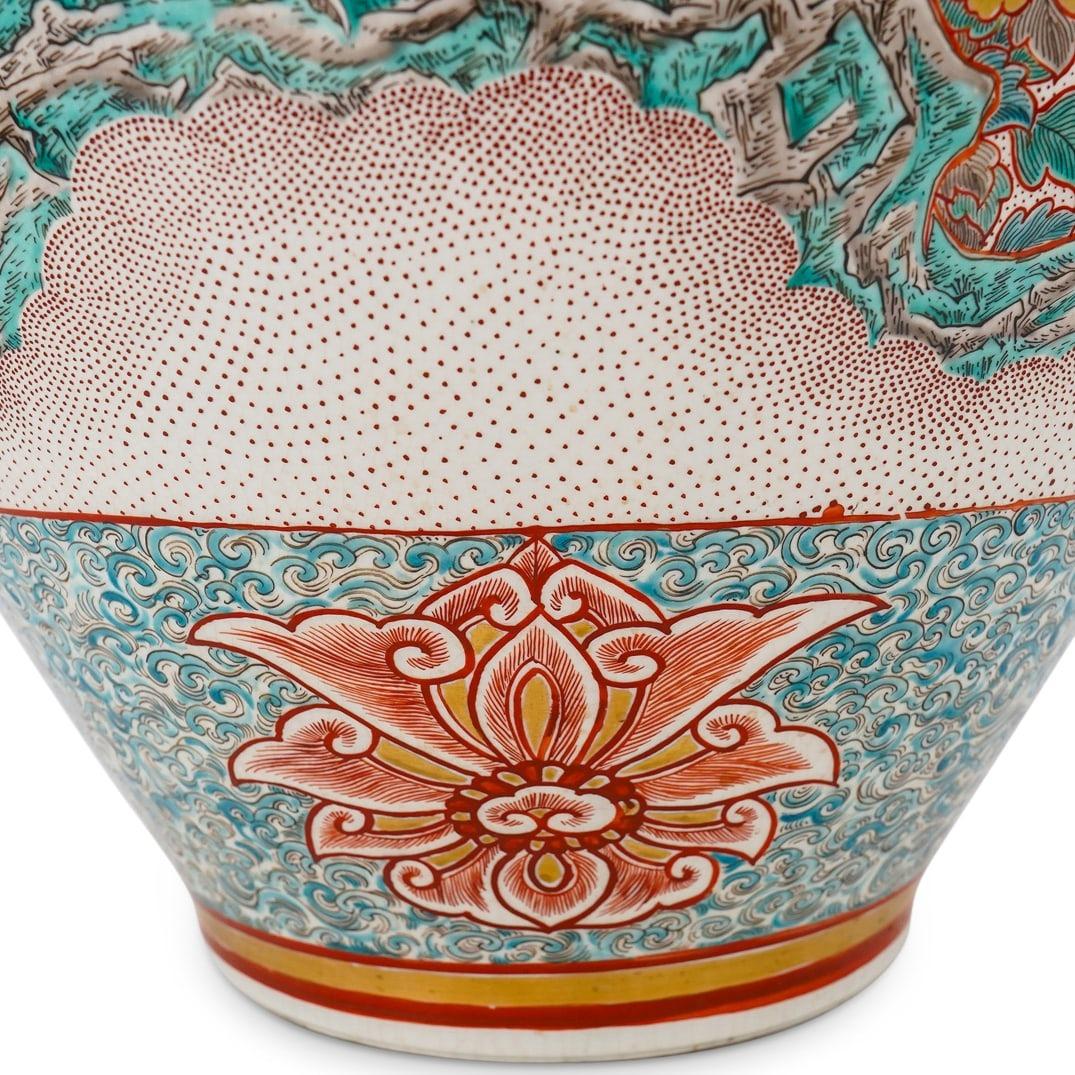 Gran jarrón vintage de cerámica japonesa dorada y esmaltada Kutani en Bueno estado para la venta en New York, NY