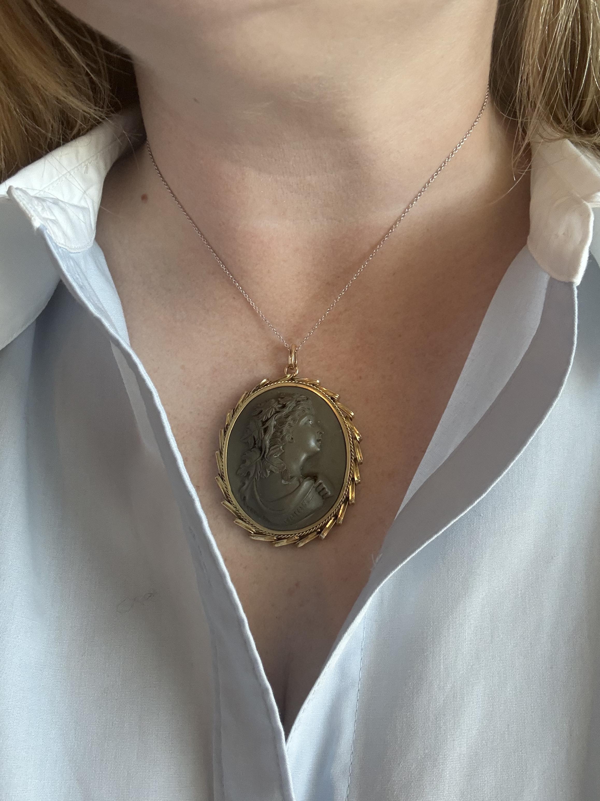 Grand pendentif vintage camée en lave en or jaune 14 carats Bon état - En vente à Montgomery, AL