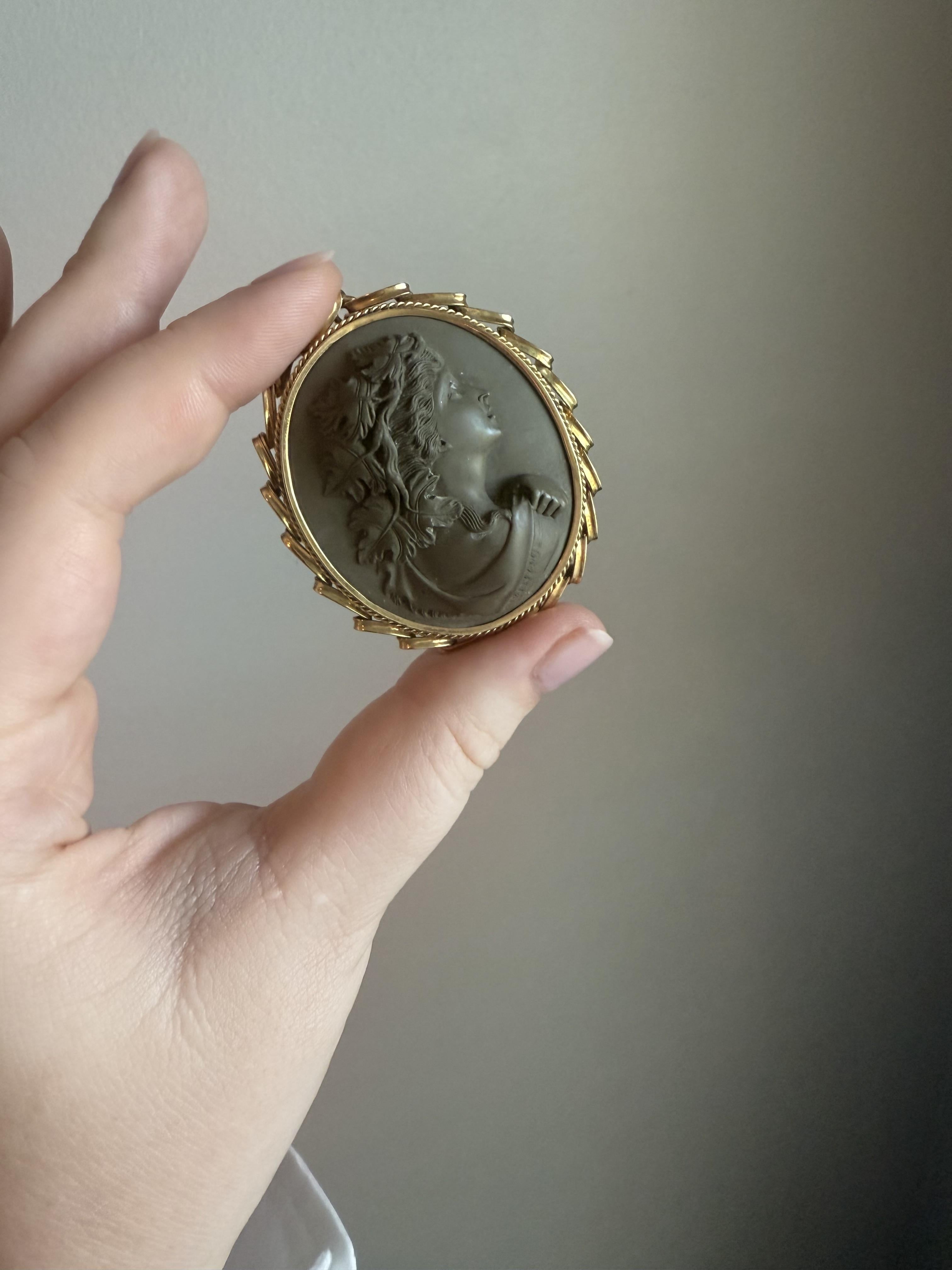 Grand pendentif vintage camée en lave en or jaune 14 carats Pour femmes en vente