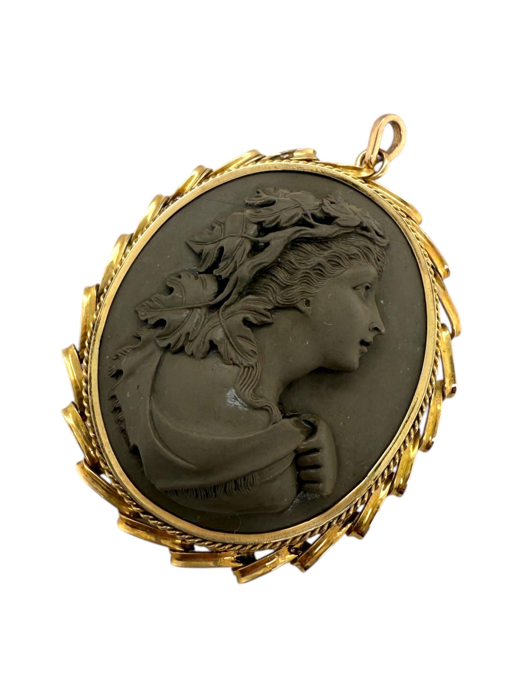 Grand pendentif vintage camée en lave en or jaune 14 carats en vente 2