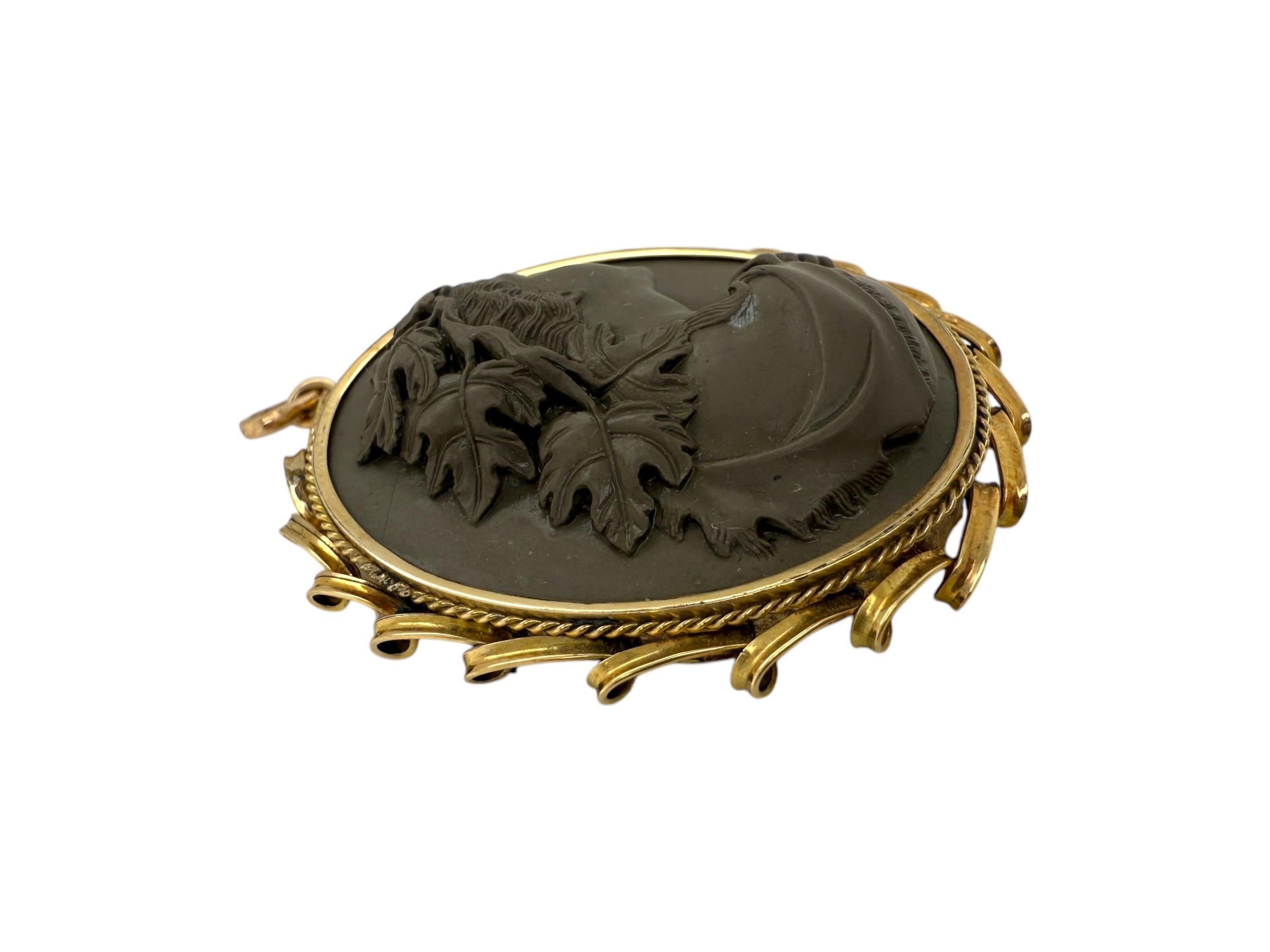 Grand pendentif vintage camée en lave en or jaune 14 carats en vente 4