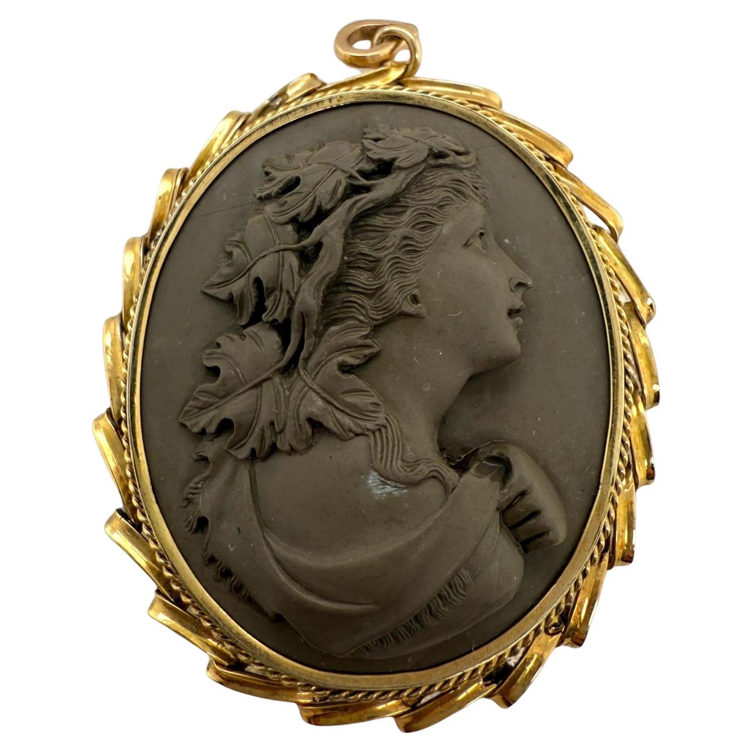 Colgante grande de camafeo de lava vintage de oro amarillo de 14 quilates