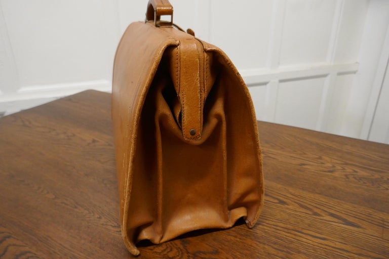 Large Vintage Leather Brief Case, Doctors Bag In Good Condition For Sale In Chillerton, Isle of Wight
