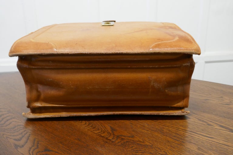 Large Vintage Leather Brief Case, Doctors Bag For Sale 2