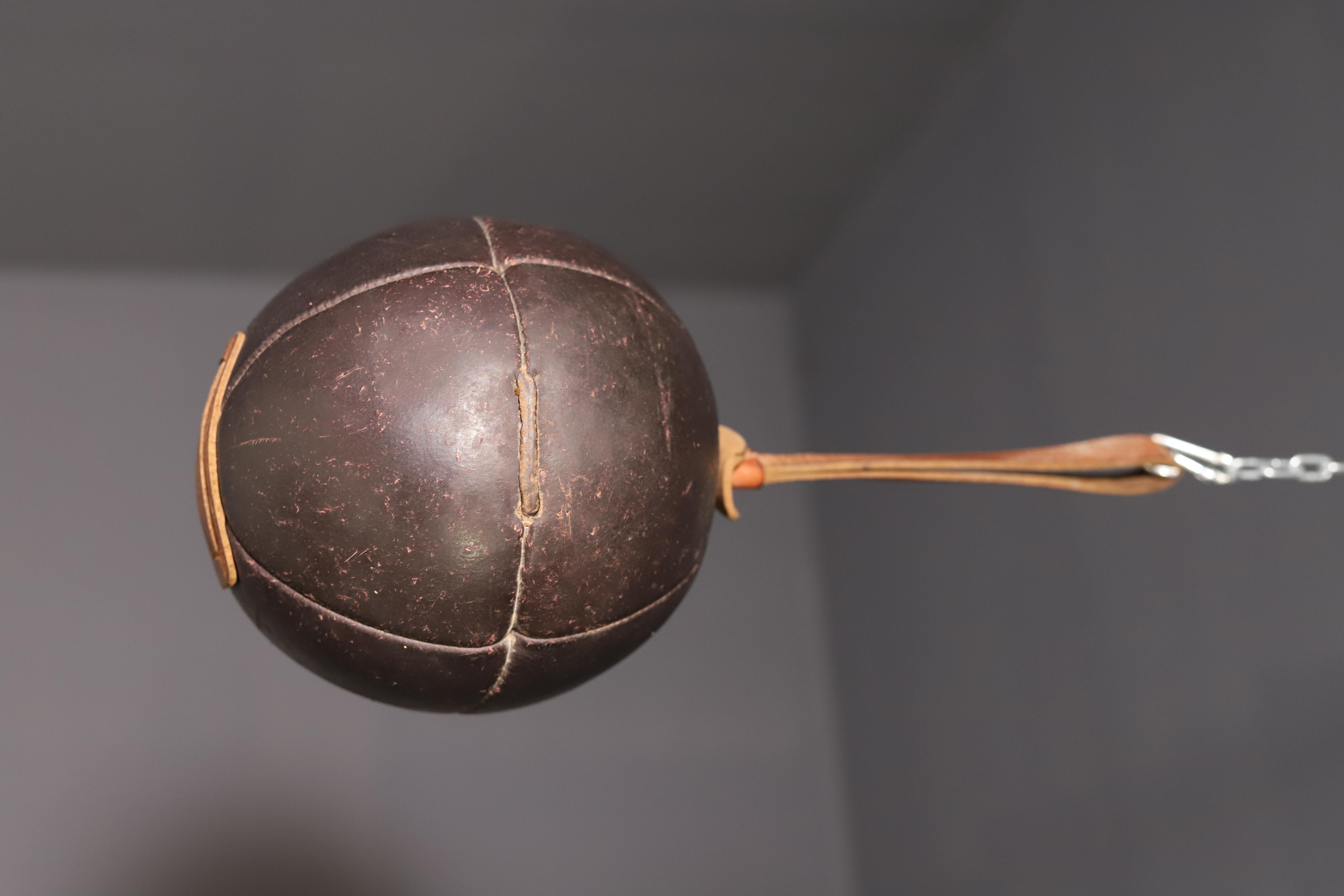 Gran balón medicinal vintage de cuero en venta 3