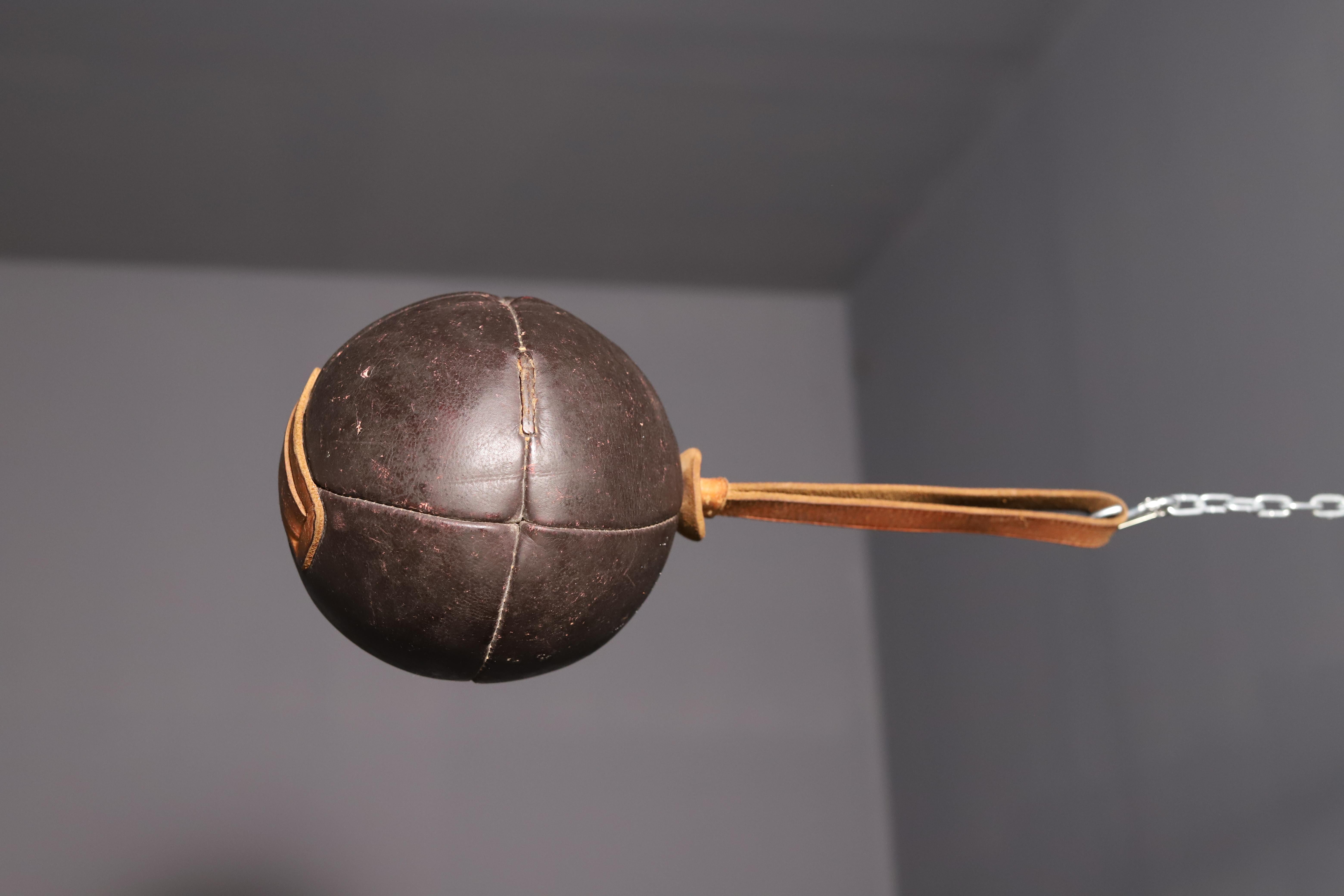Este balón medicinal de cuero vintage está hecho de cuero grueso de alta calidad con una bonita pátina. Permanece firme, en buen estado y totalmente funcional.

Hay algunas marcas originales en la superficie, lo que aumenta su autenticidad como
