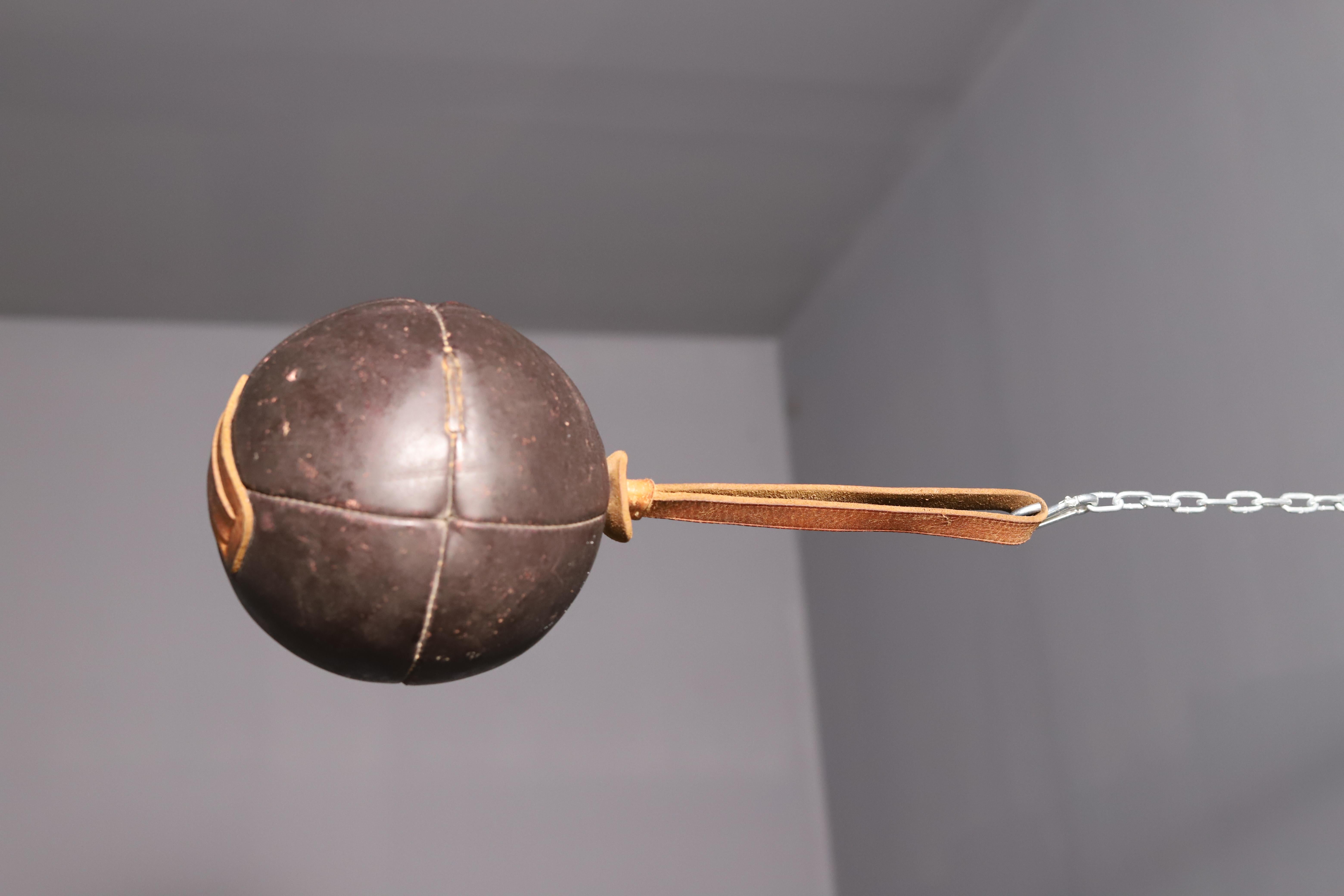 Gran balón medicinal vintage de cuero Industrial en venta