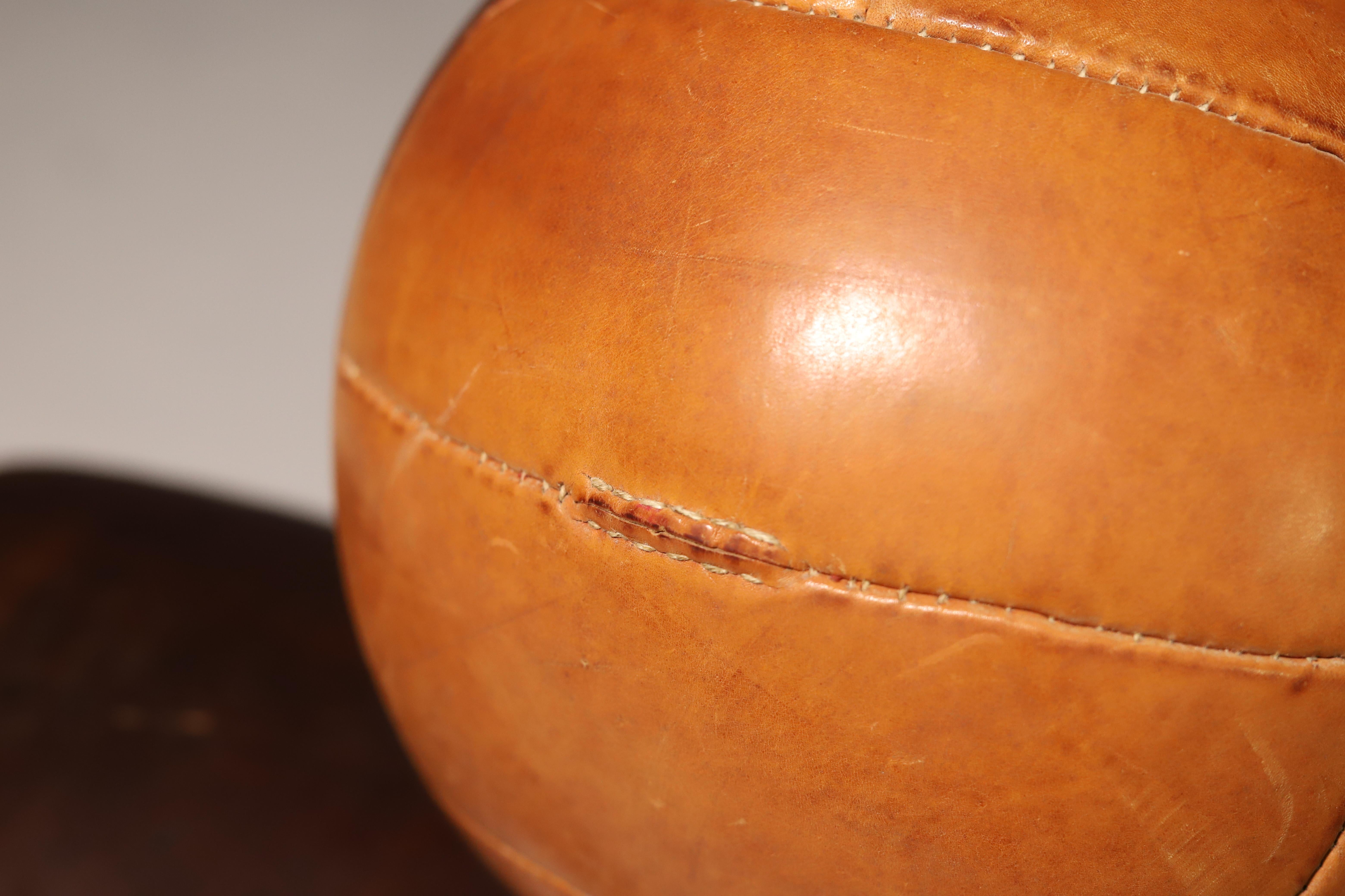 Large Vintage Leather Medicine Ball In Good Condition For Sale In Prague 8, CZ