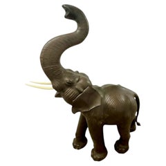 Große Vintage-Elefantenskulptur mit Lederummantelung und erhobenem Rüssel