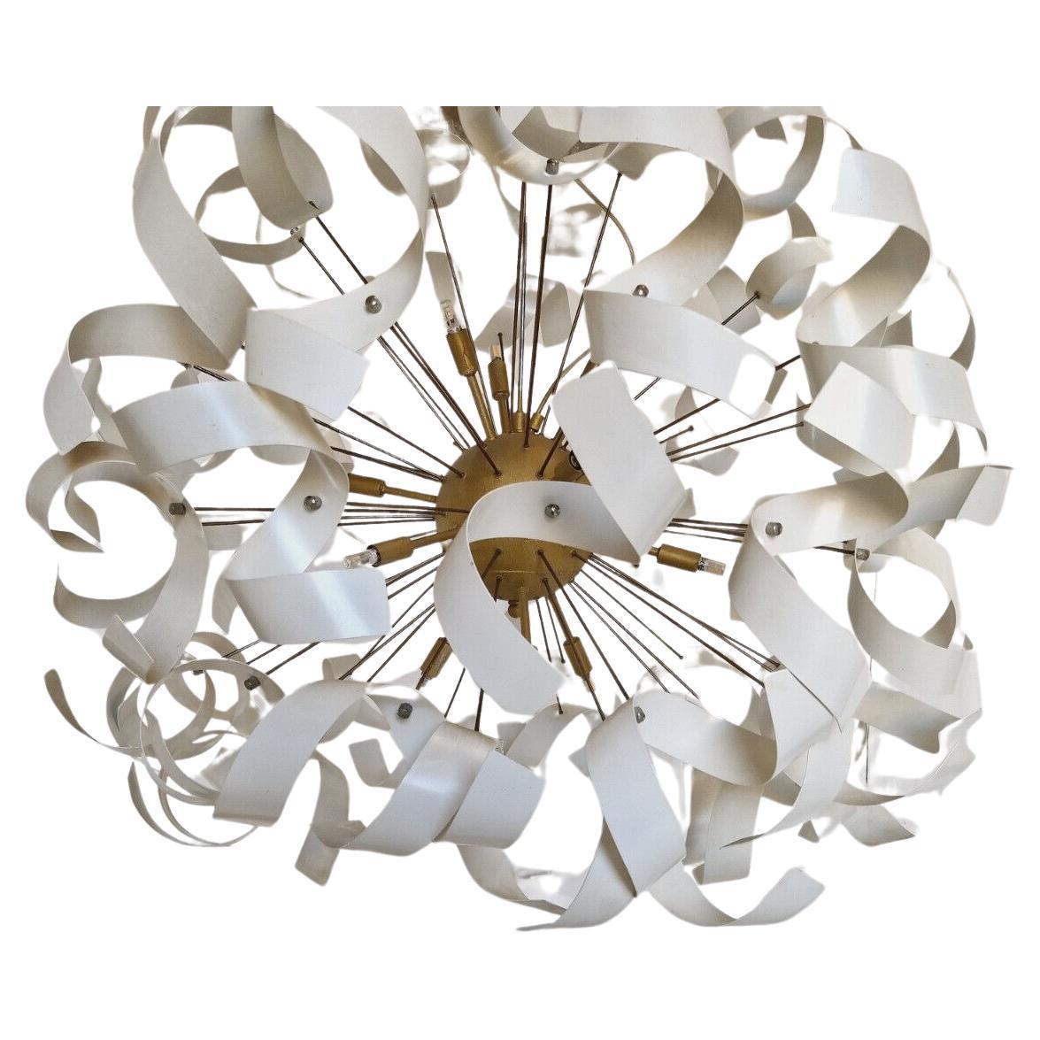 
Illumina qualsiasi ambiente con questa grande lampada vintage di Laurie Luminaire - Francia. La sfera d'oro centrale a forma di Sputnik conferisce a questa lampada uno stile 