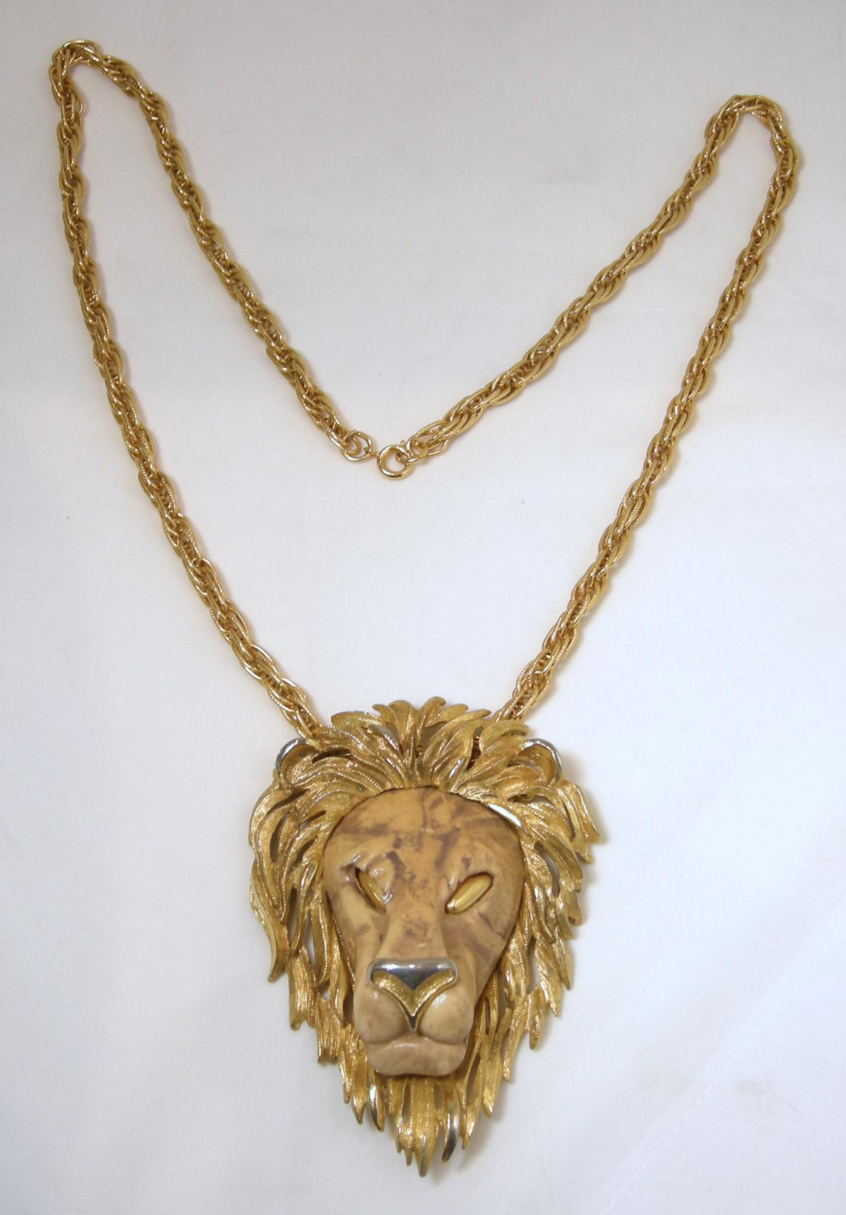 This vintage necklace has a 3-dimensional lion’s head pendant with gold tone accents on a gold tone link chain.   In excellent condition, the pendant measures 3-7/8” x 3”; the link chain is 24” x 1/4