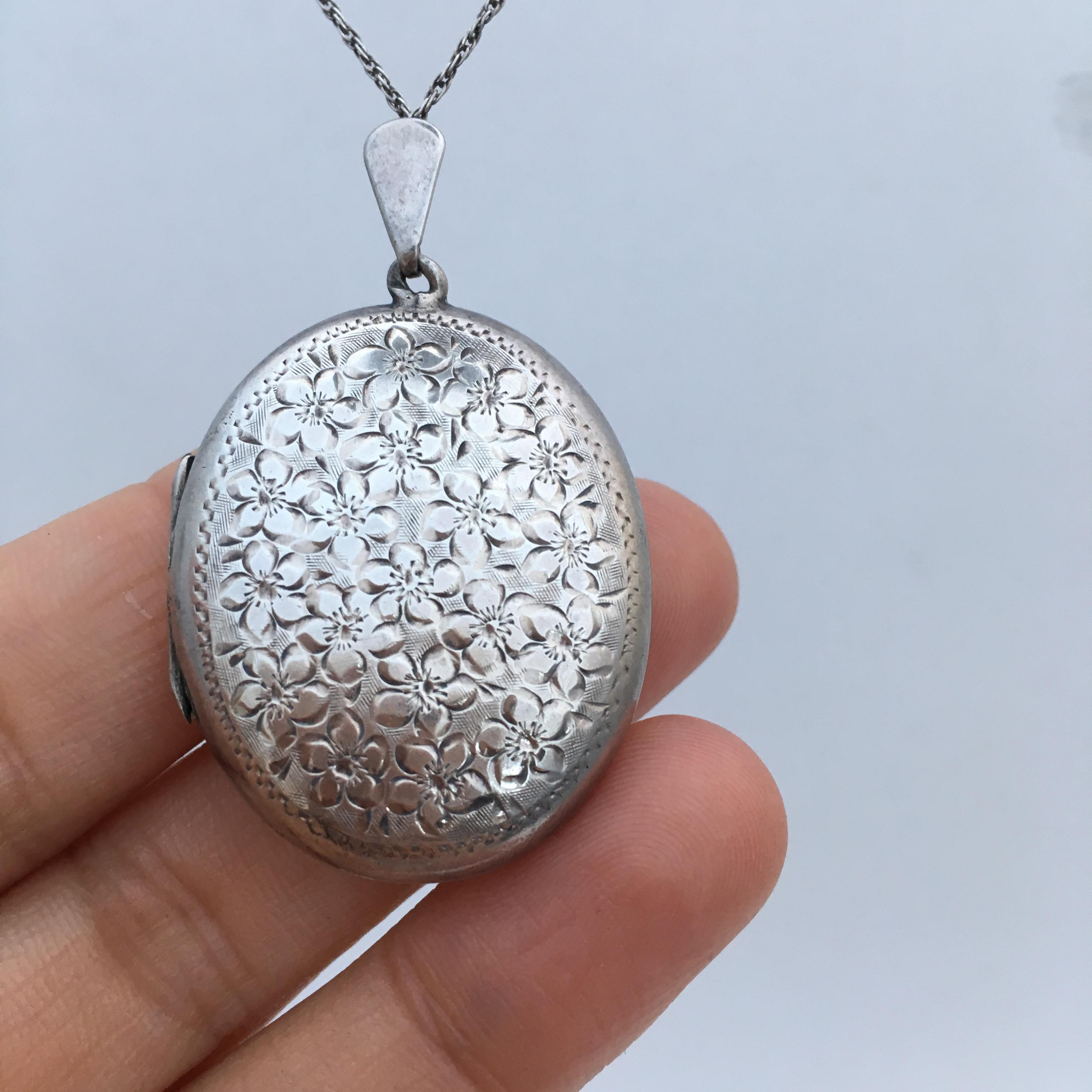 Large Vintage Locket Silver Forget Me Not Engraved Floral Pendant Necklace For Sale 2