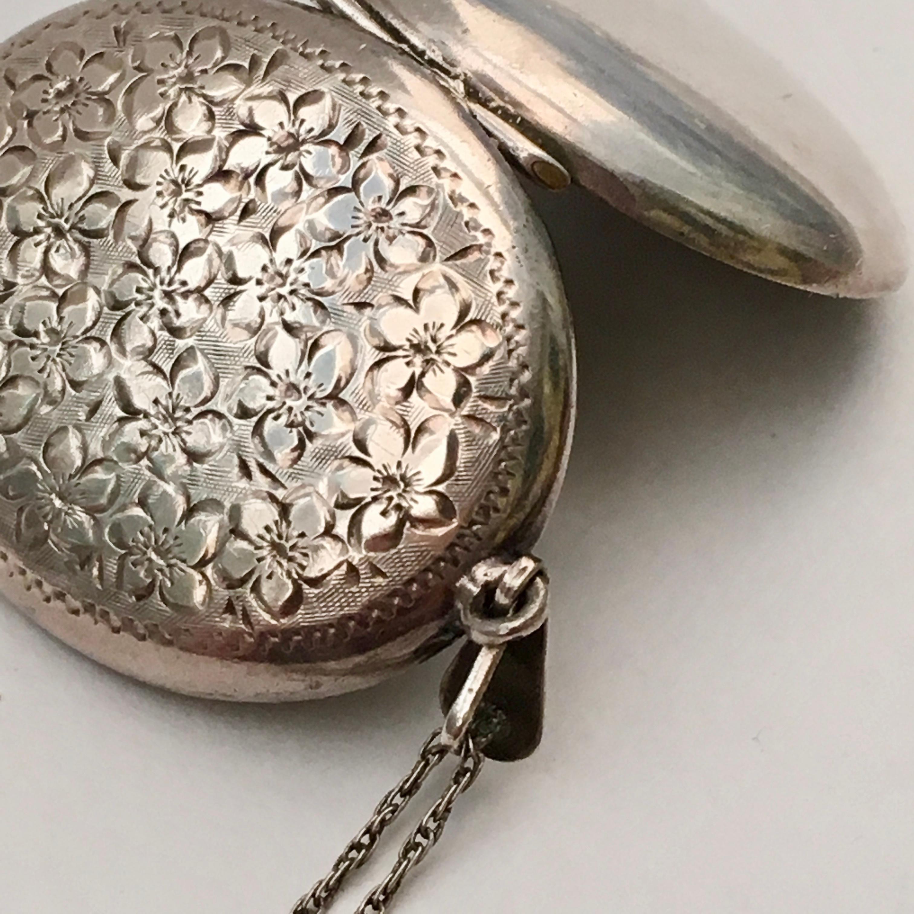 Large Vintage Locket Silver Forget Me Not Engraved Floral Pendant Necklace In Good Condition For Sale In London, GB