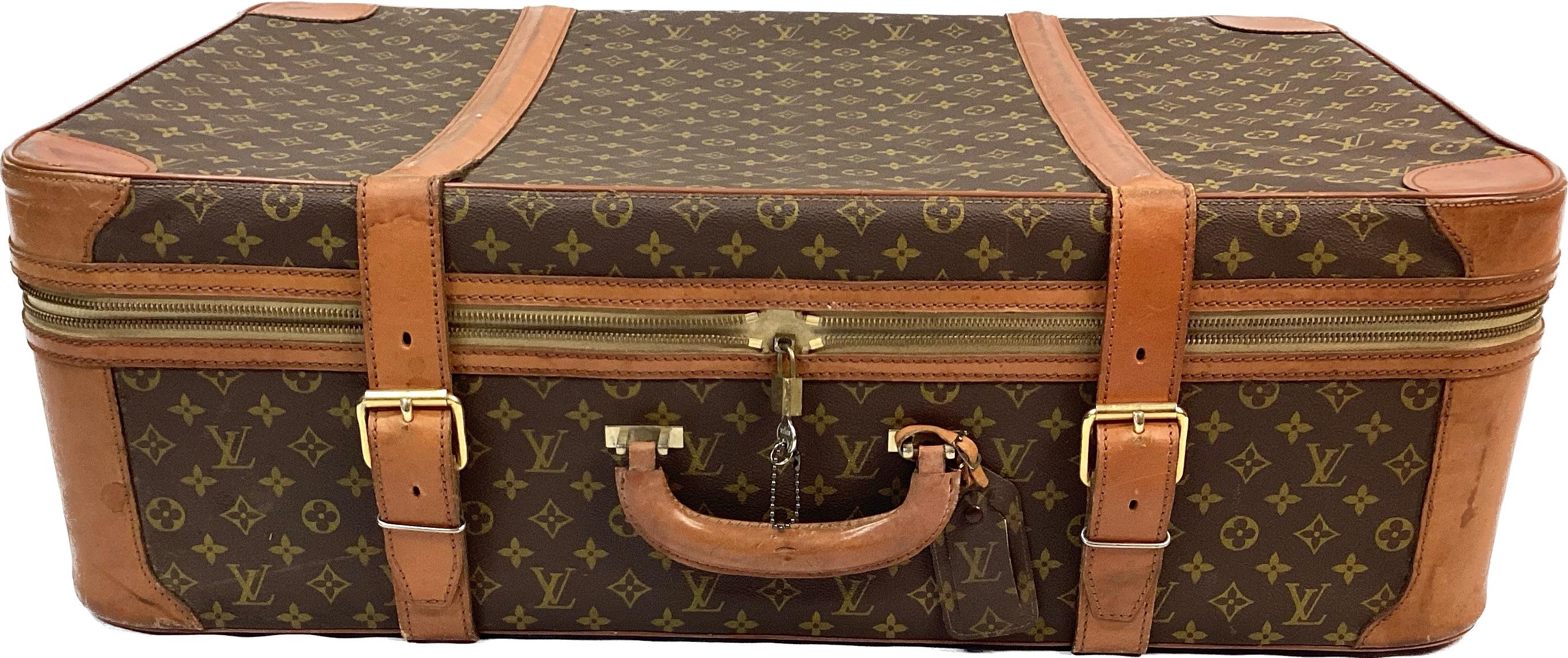 Moderne Grande valise Louis Vuitton vintage à double sangle en cuir en vente
