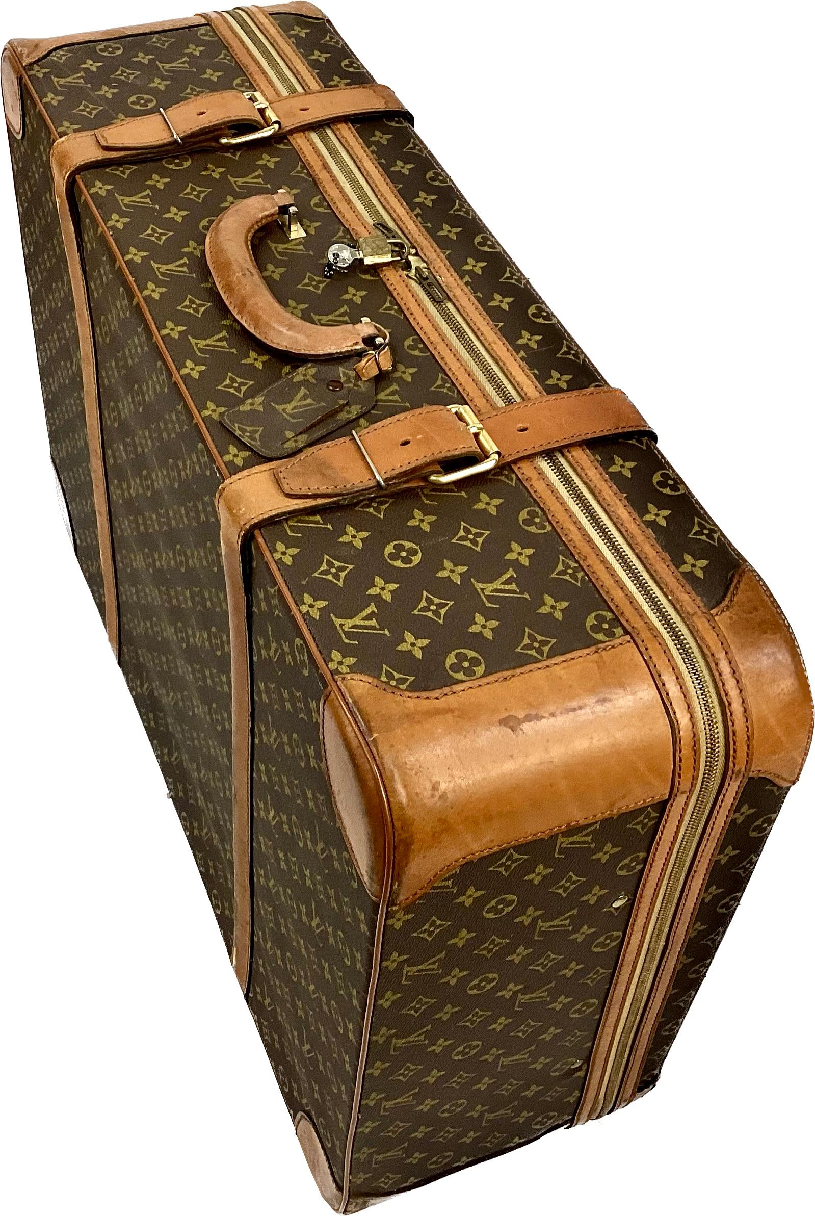 Français Grande valise Louis Vuitton vintage à double sangle en cuir en vente