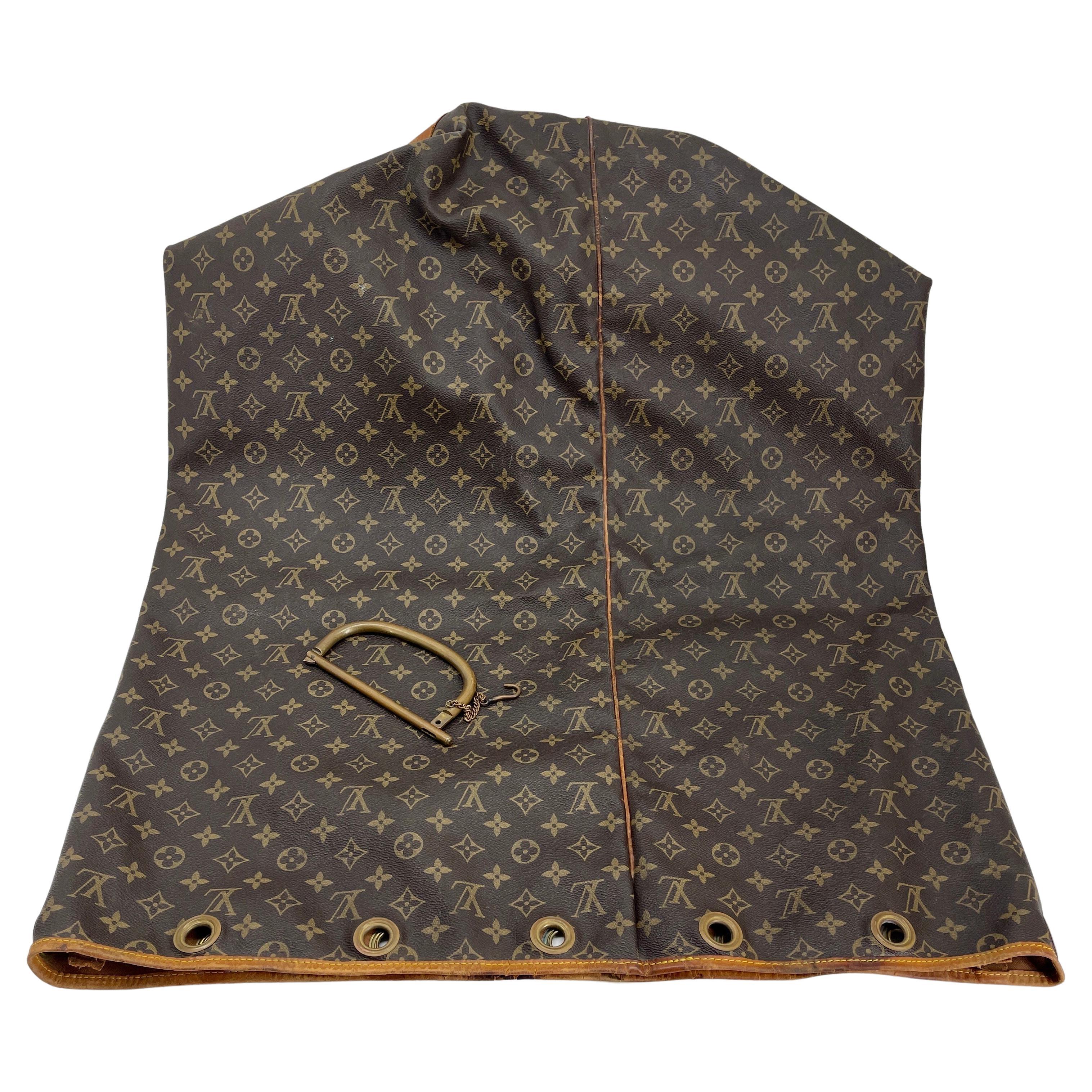 Extra Large Sac Marin XL Duffle Bag by Louis Vuitton.

Voyagez avec style grâce à ce fabuleux Marin. Confectionné à partir de la toile monogramme emblématique de la marque, ce sac de sport est garni de cuir Vachetta. L'intérieur est doublé en toile